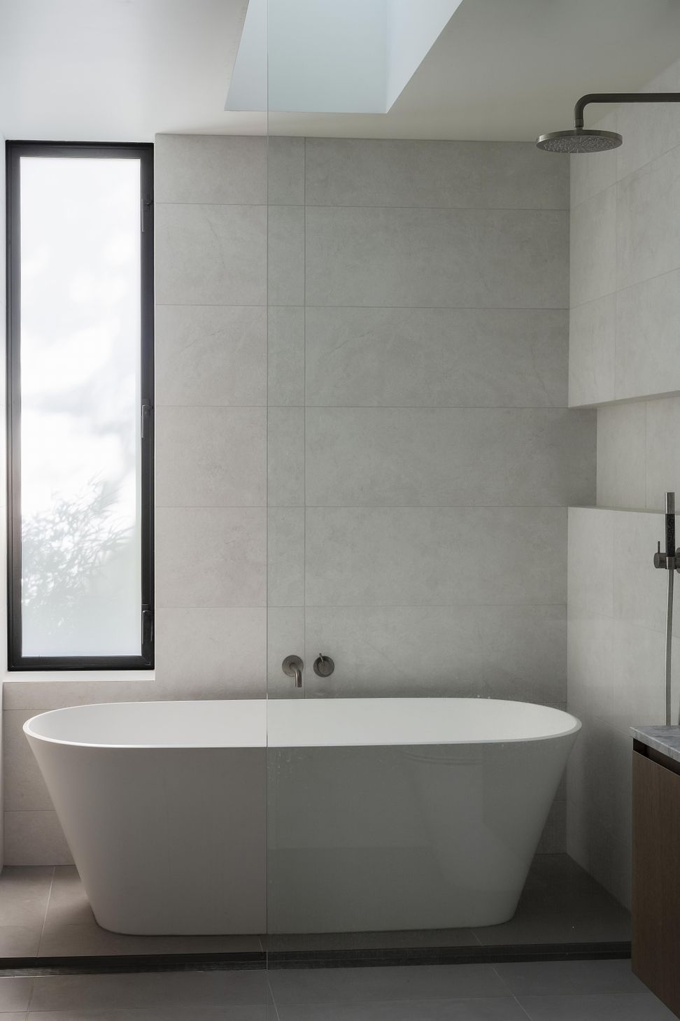 Garden-HouseThe-light-filled-family-bathroomSam-Hartnett5.jpg