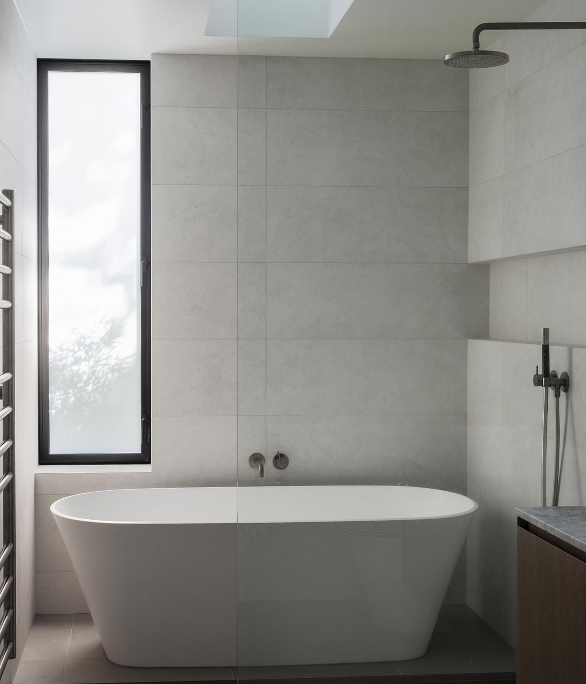 Garden-HouseThe-light-filled-family-bathroomSam-Hartnett5.jpg