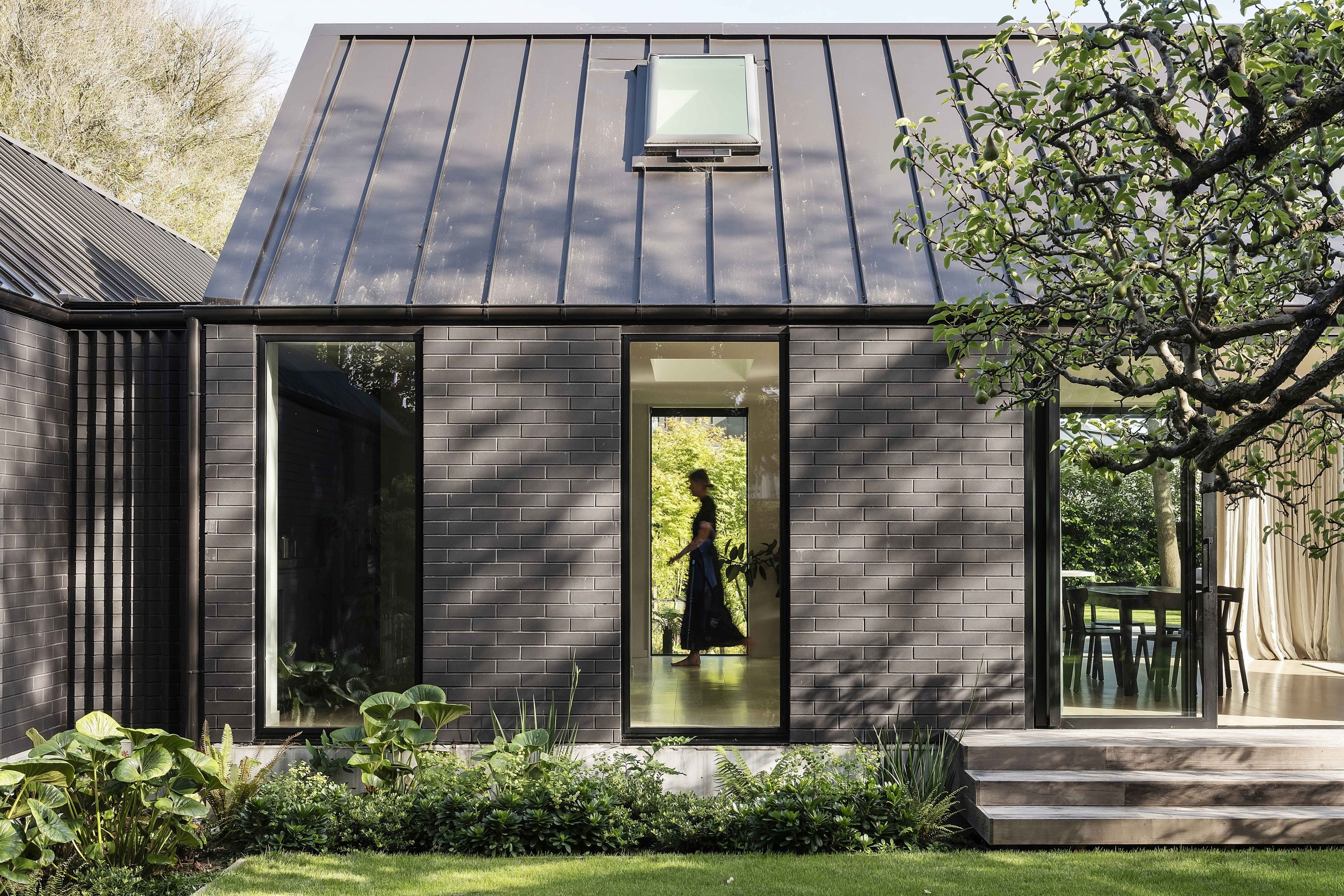 Garden-HouseViews-back-into-the-house-from-the-south-gardenSam-Hartnett8-v3.jpg