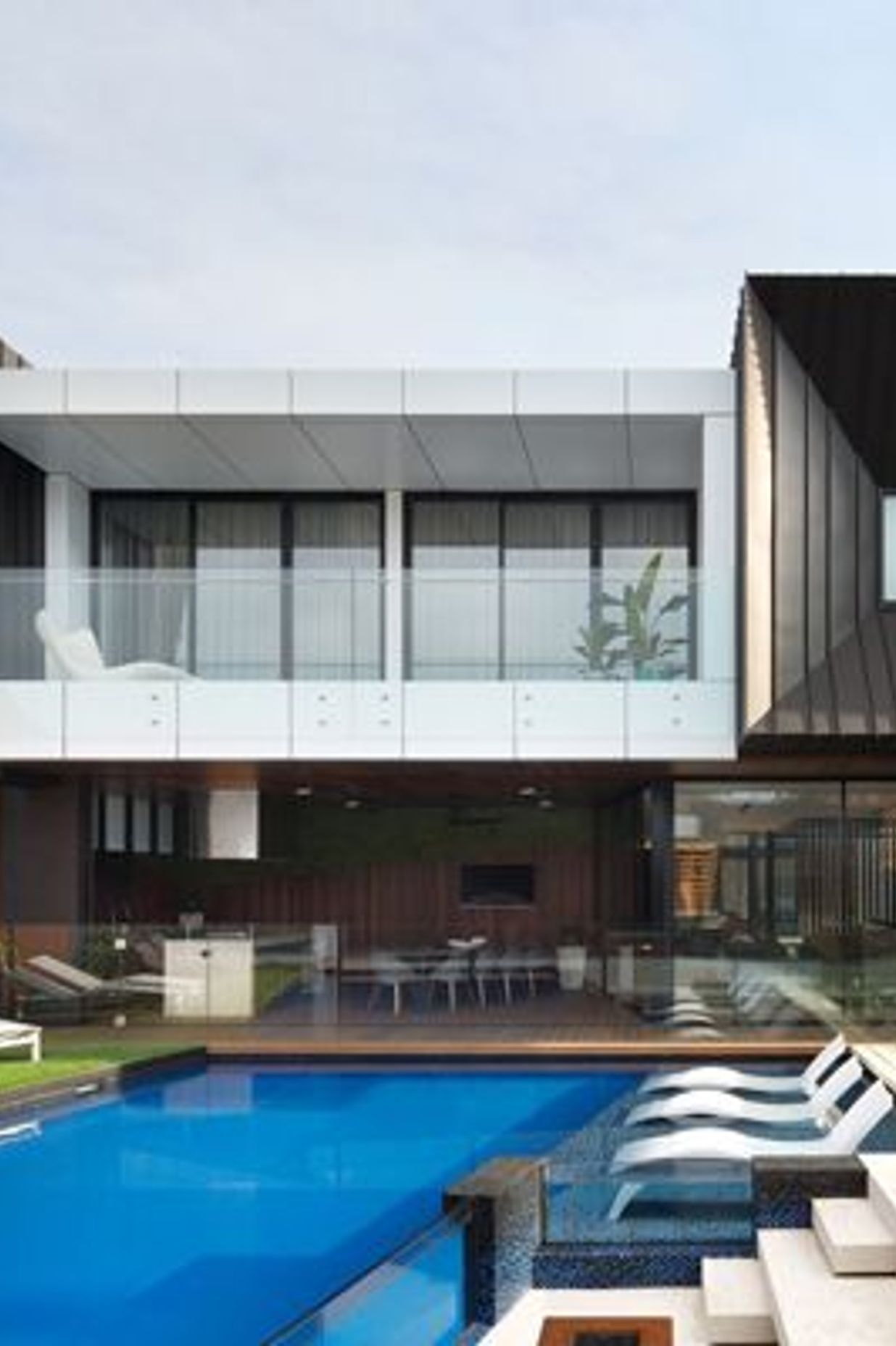 Poolside Entertaining: Indoor–Outdoor Flow