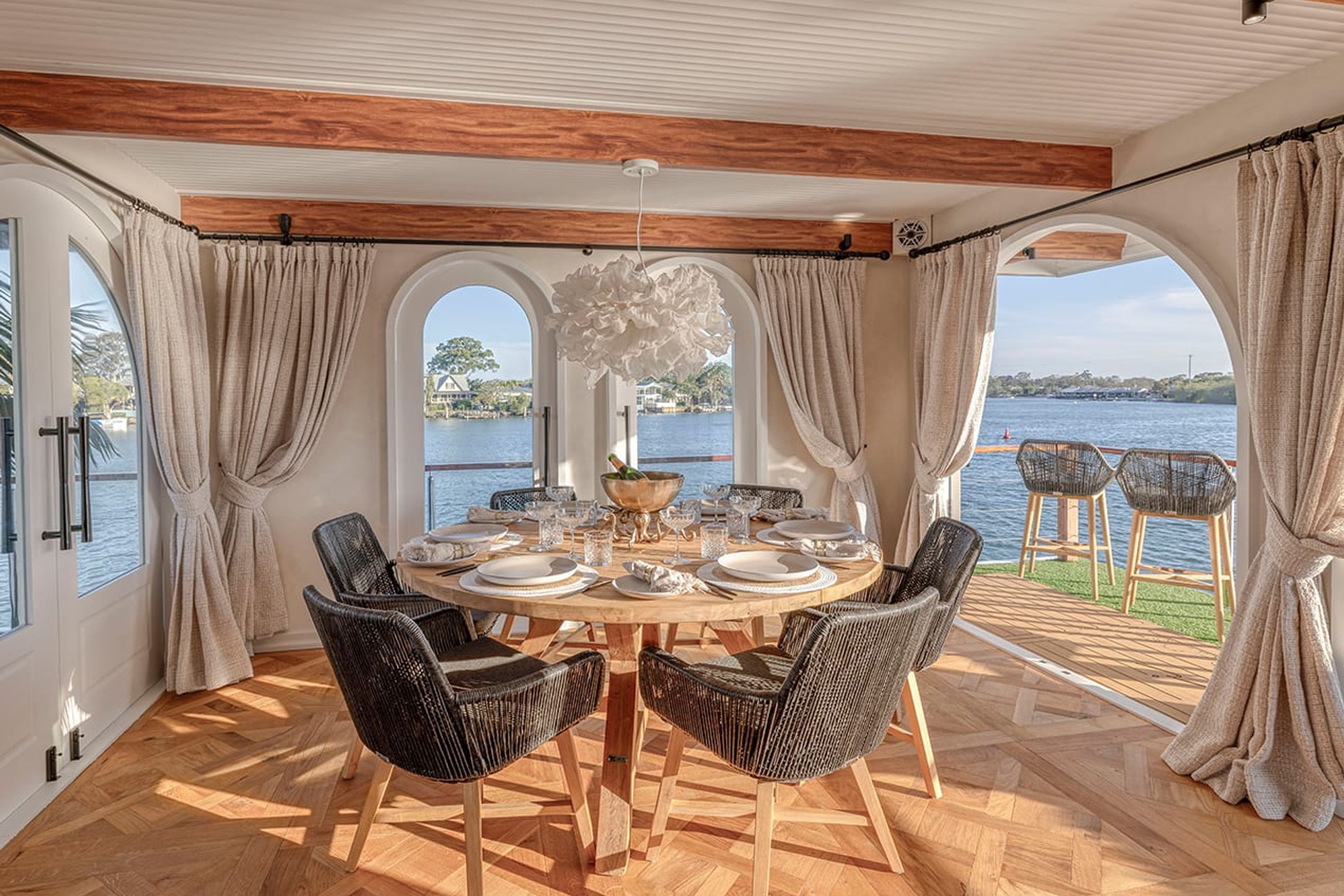 projectauhw1390versaillesnaturalthefrenchmartinihouseboat2.jpg