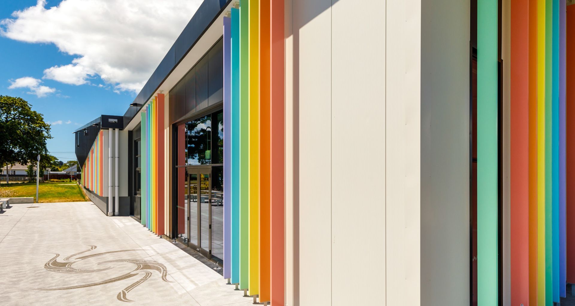 Te Pou Toetoe, Linwood pool exterior banner