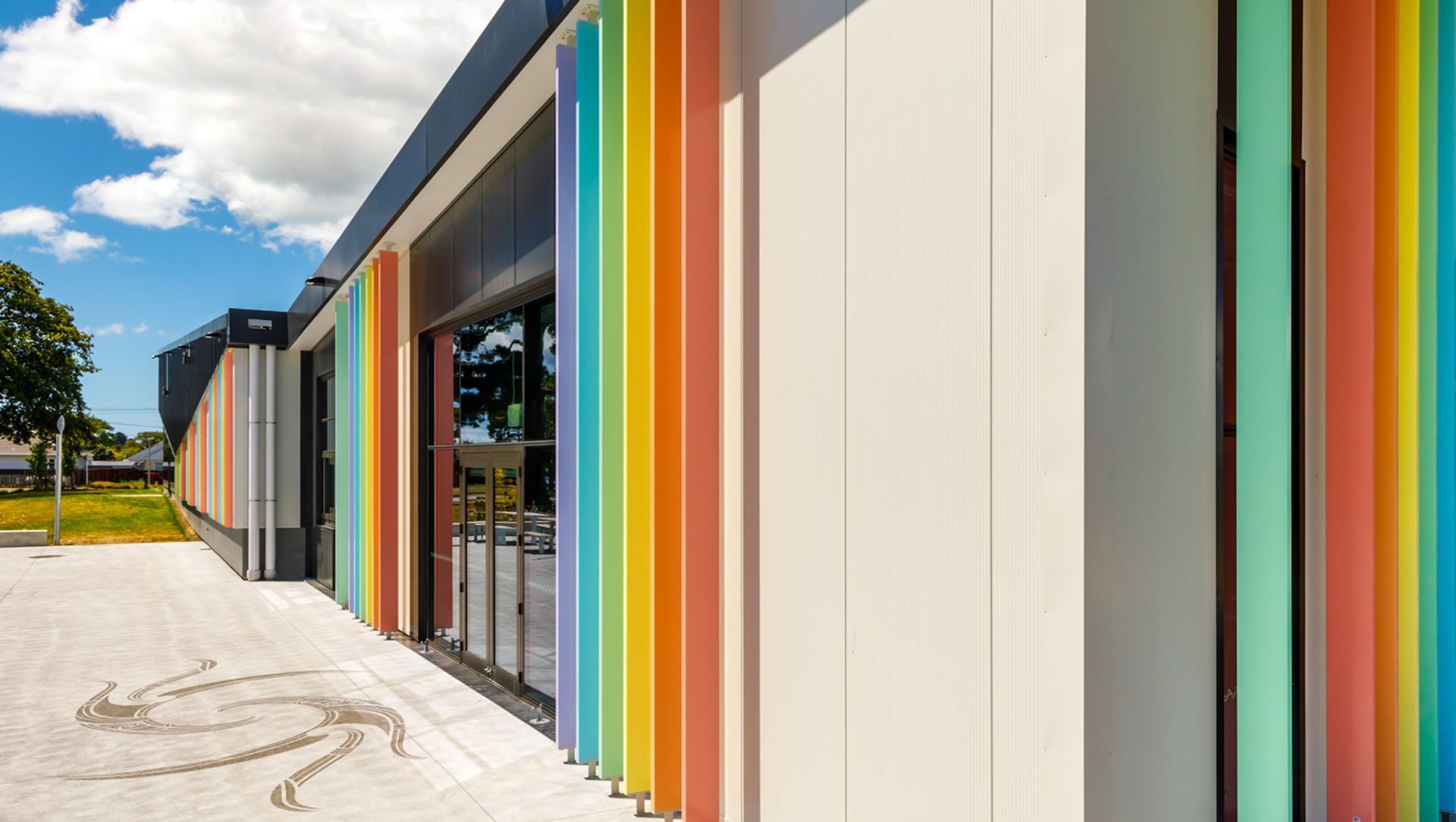 Te Pou Toetoe, Linwood pool exterior banner
