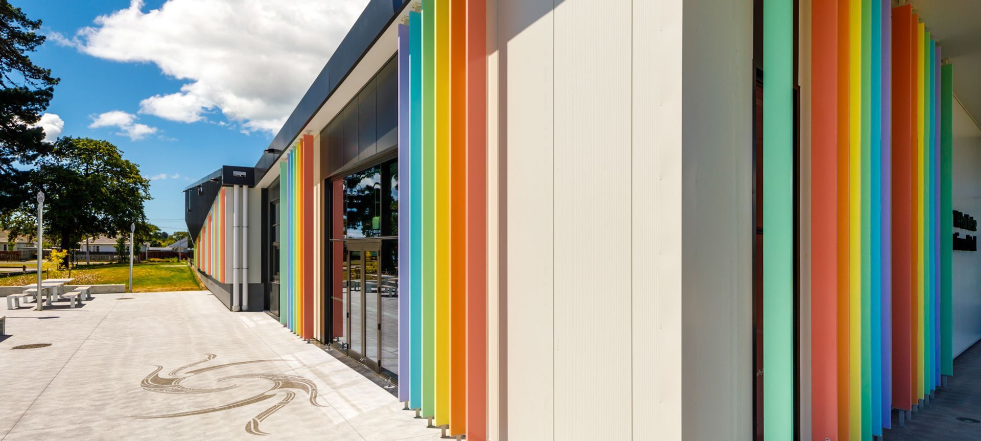 Te Pou Toetoe, Linwood pool exterior banner