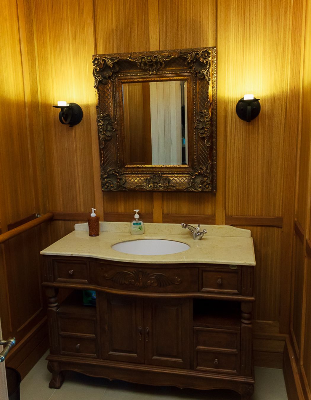 Chapman Hall Castle - Bathroom