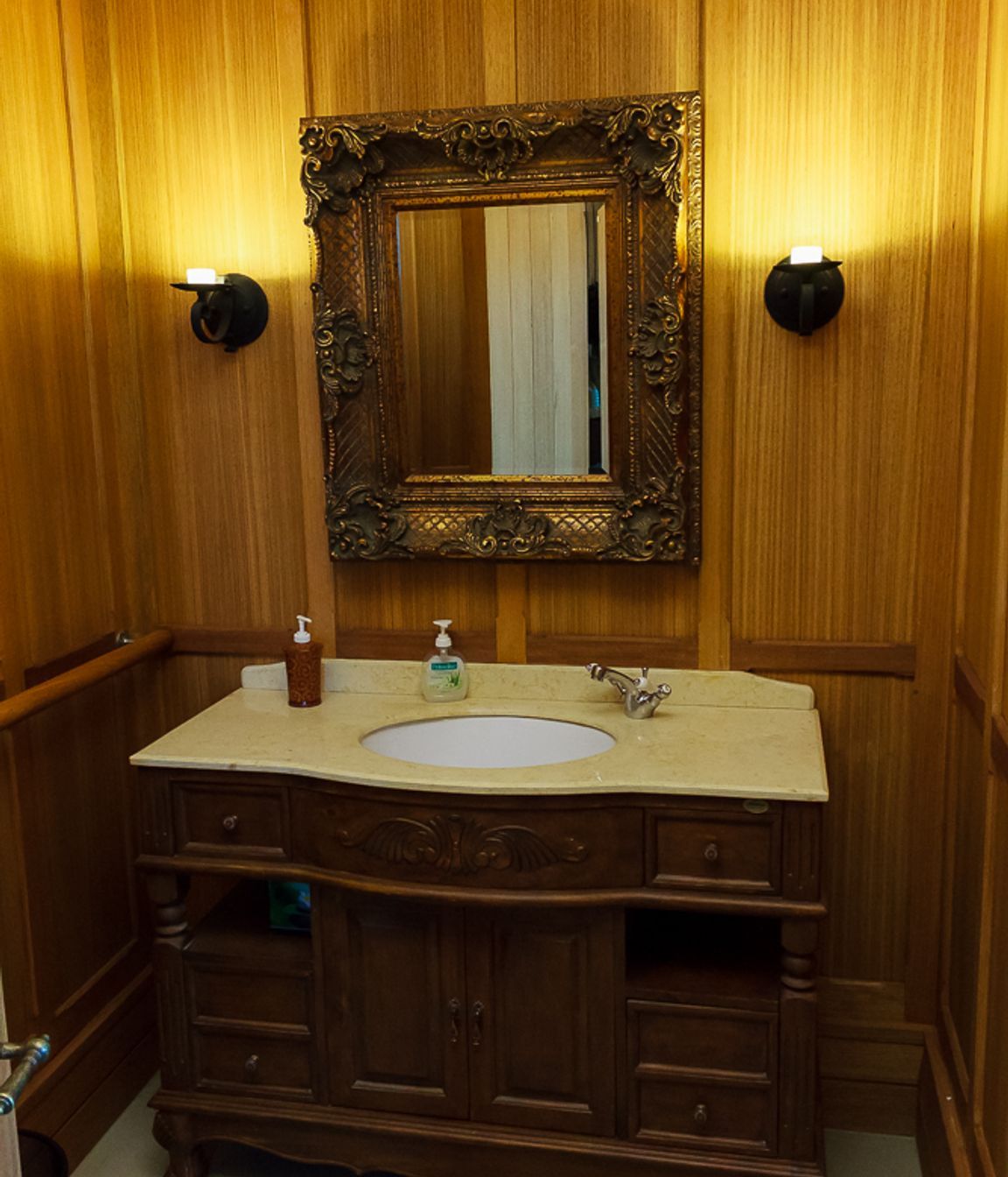 Chapman Hall Castle - Bathroom