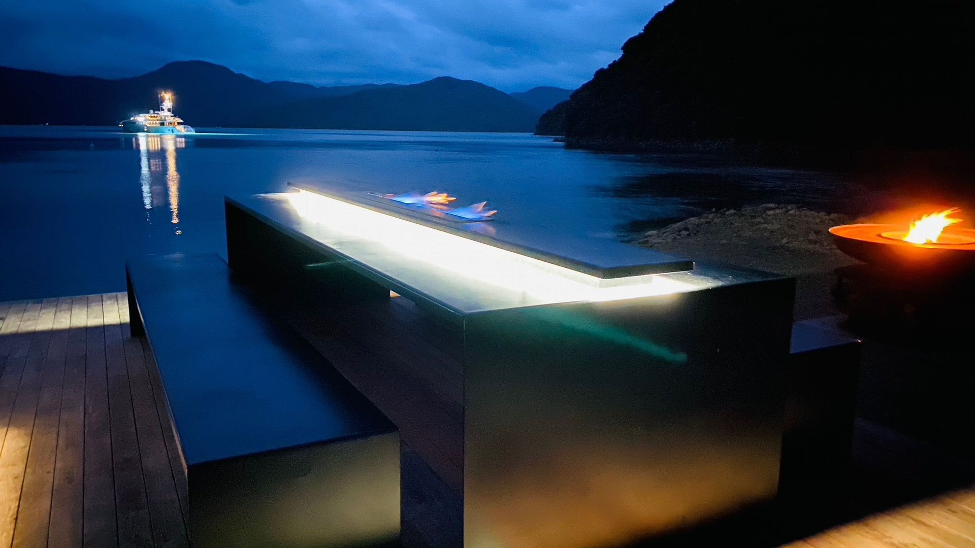 Floating Table banner