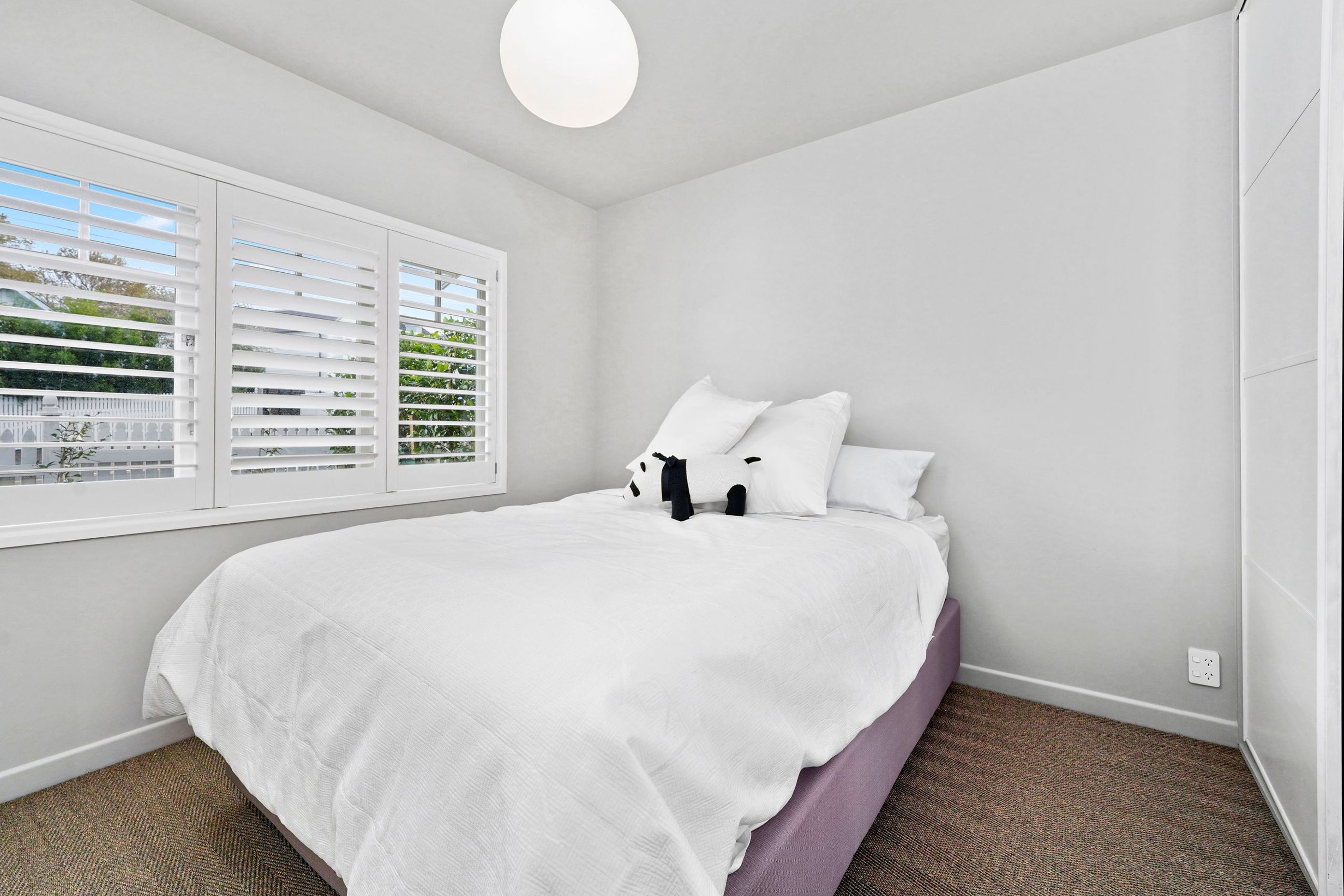 Proof that a good bedroom doesn’t need much. Just great light, warm tones, and a layout that makes sense.