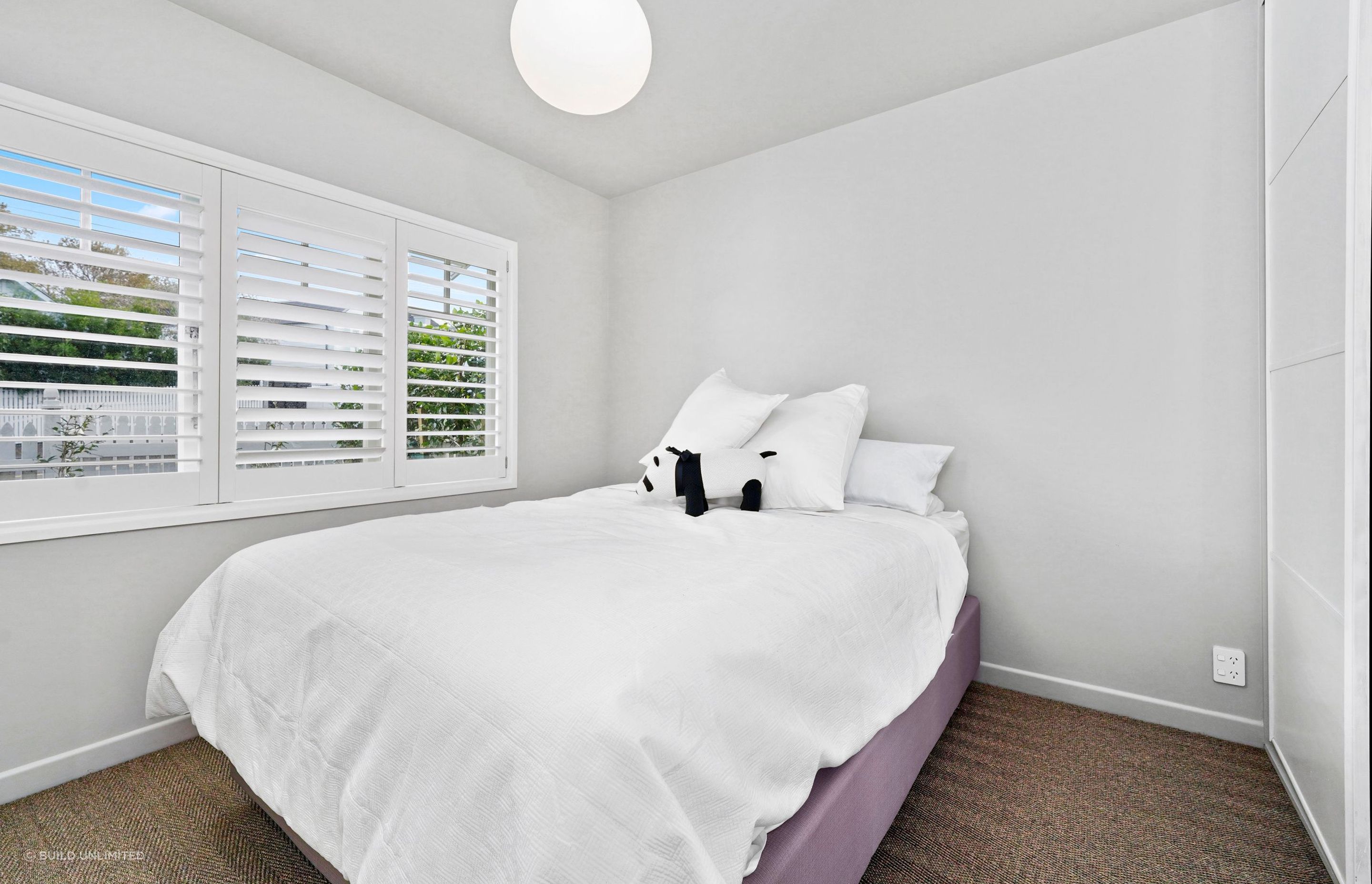 Proof that a good bedroom doesn’t need much. Just great light, warm tones, and a layout that makes sense.