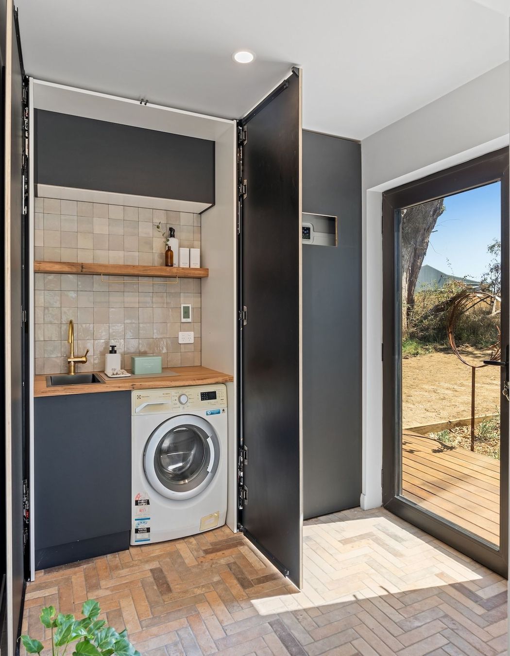 06-envirotecture-livinglightlyhaus-renovation-newsouthwales-laundry.jpg