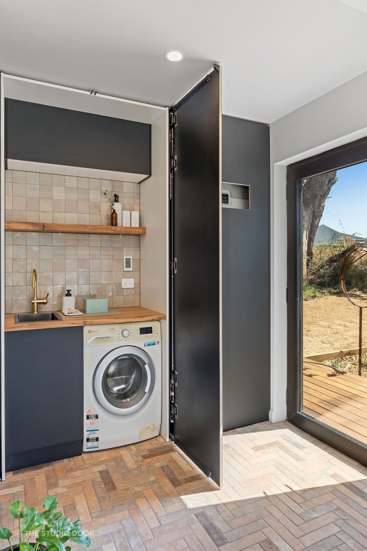 06-envirotecture-livinglightlyhaus-renovation-newsouthwales-laundry.jpg