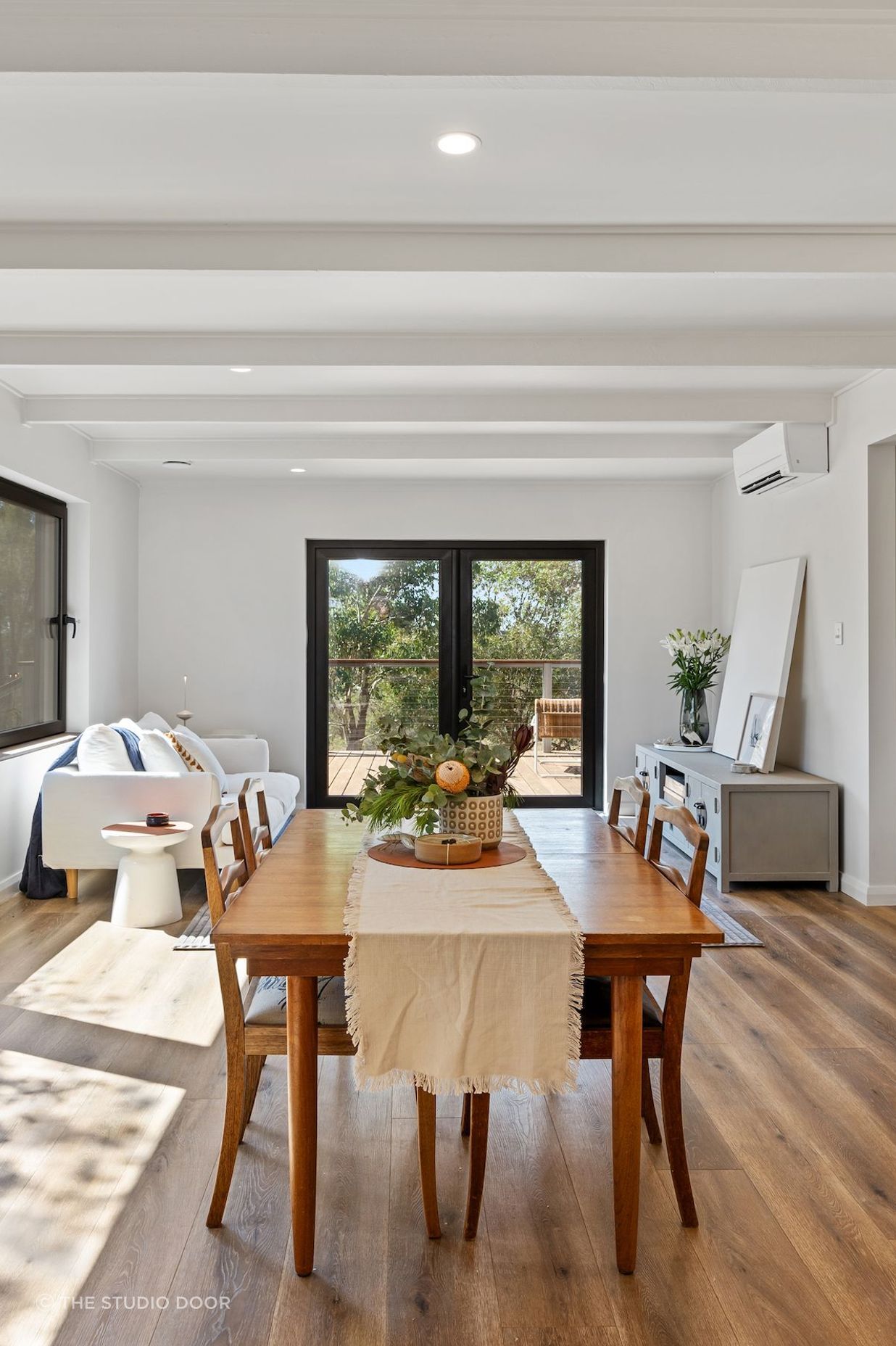 07-envirotecture-livinglightlyhaus-renovation-newsouthwales-livingroom.jpg