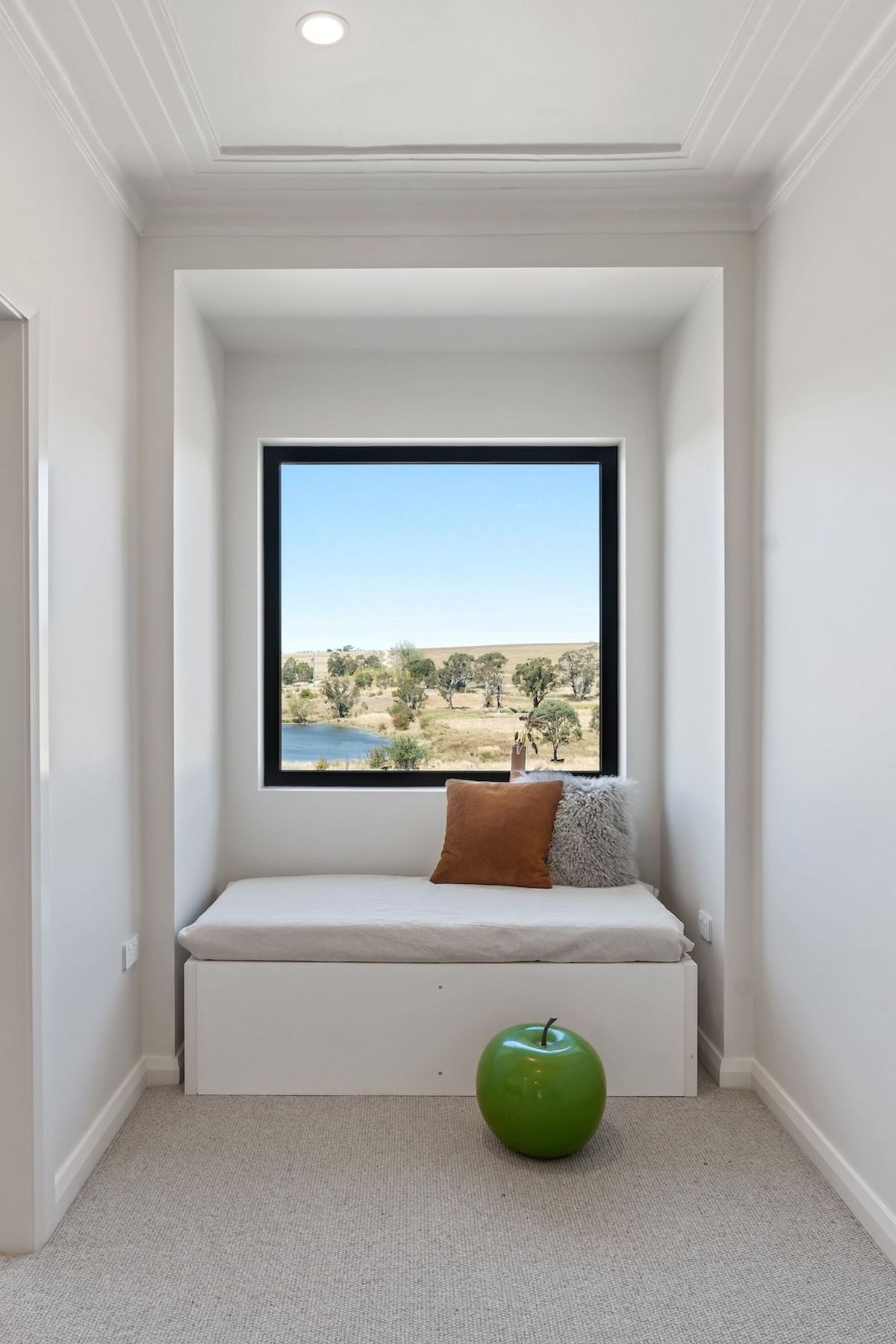 08-envirotecture-livinglightlyhaus-renovation-newsouthwales-windowseat.jpg