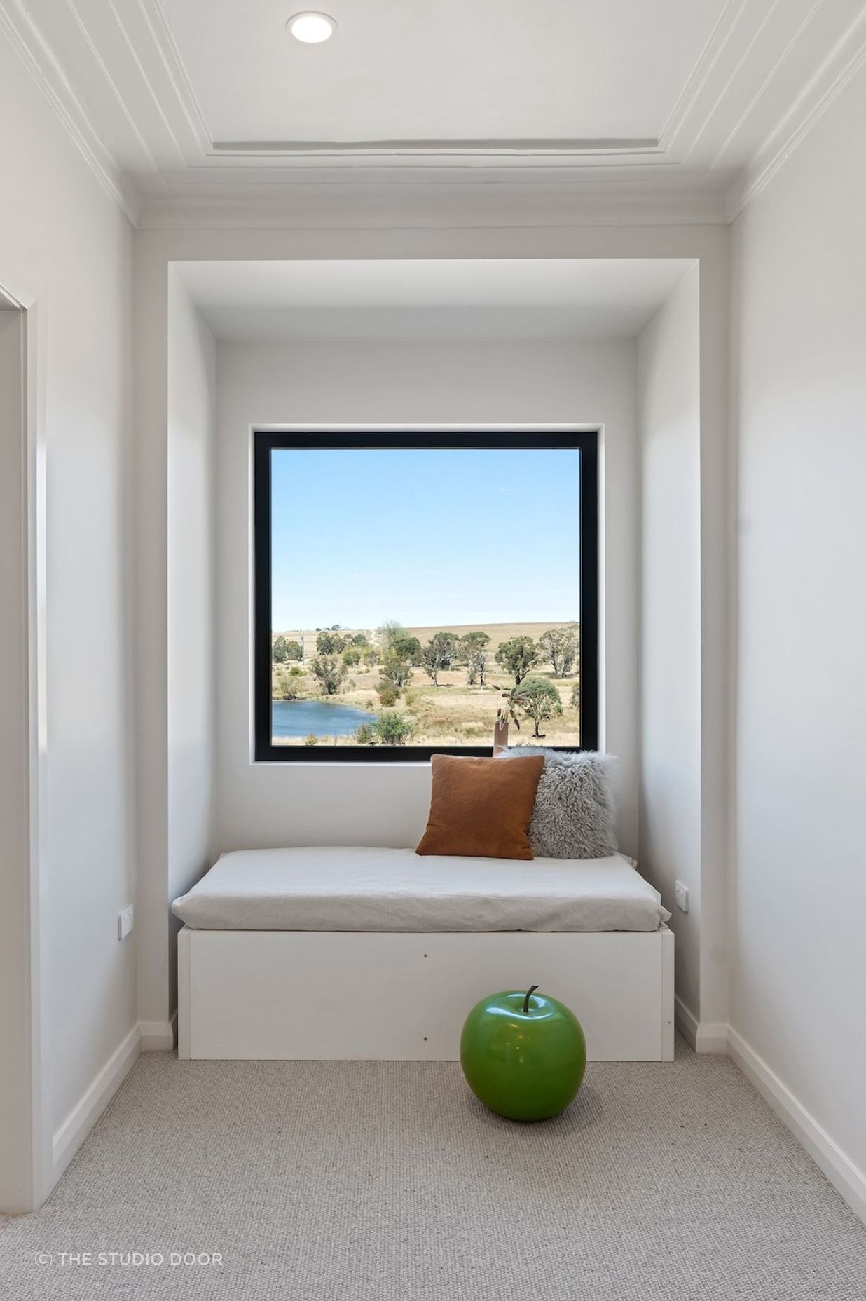 08-envirotecture-livinglightlyhaus-renovation-newsouthwales-windowseat.jpg