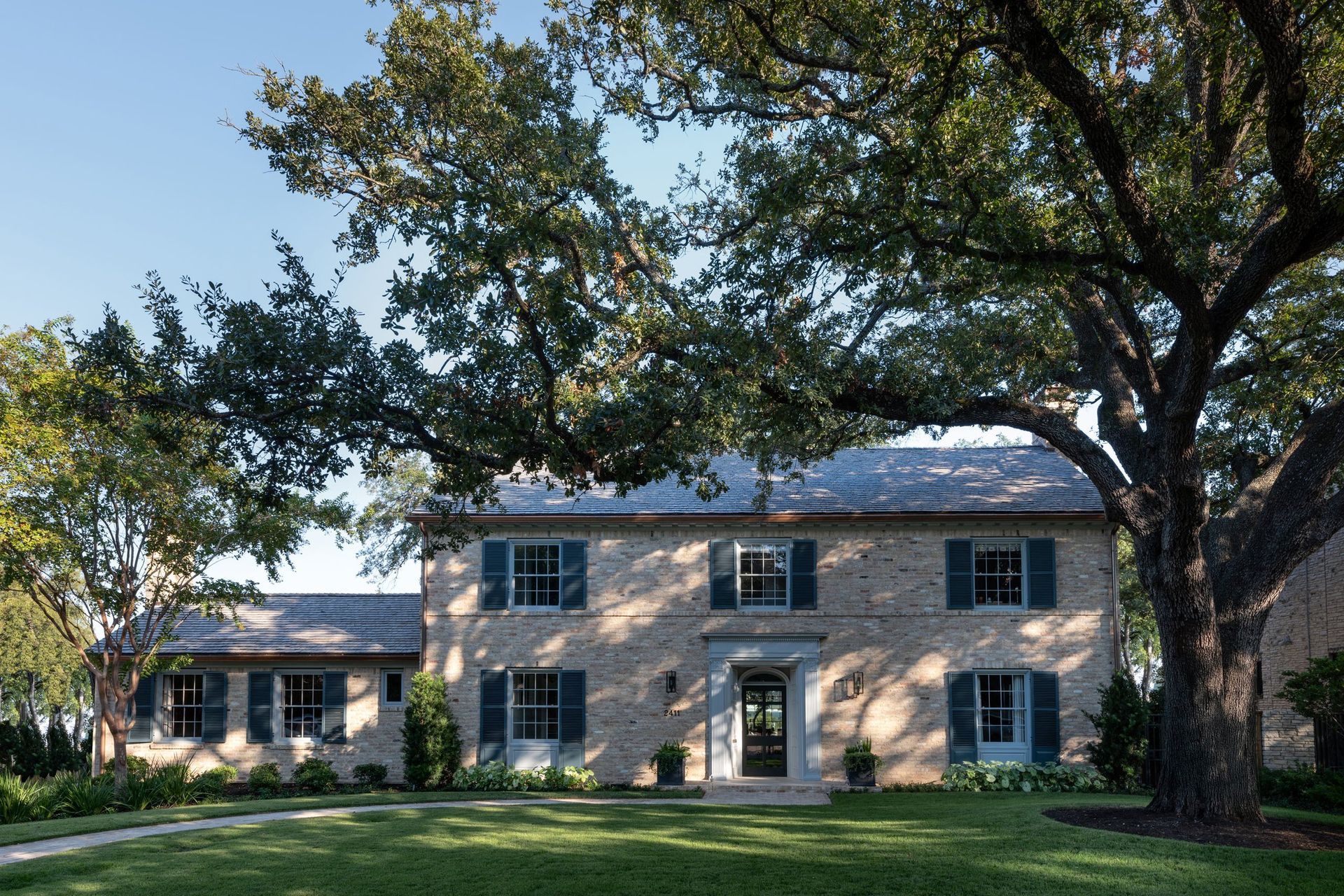 1PembertonHeightsCuppettKilpatrickArchitectureandInteriorDesigntraditional-brick-home-front-elevation-large-oak-tree-austin-texas.jpg