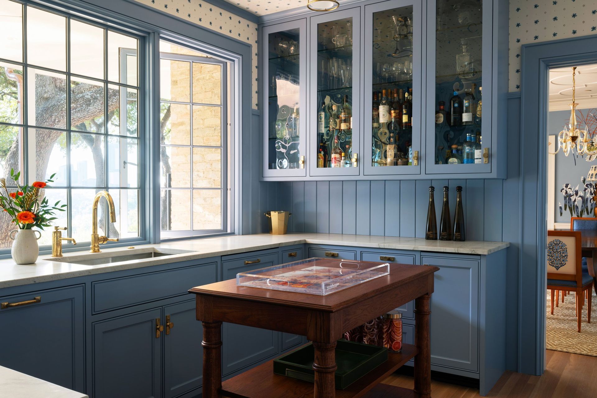 5Pemberton-HeightsCuppett-Kilpatrick-Architecture-and-Interior-Designelegant-blue-butlers-pantry-gold-fixtures-glass-cabinets-austin-tx.jpg