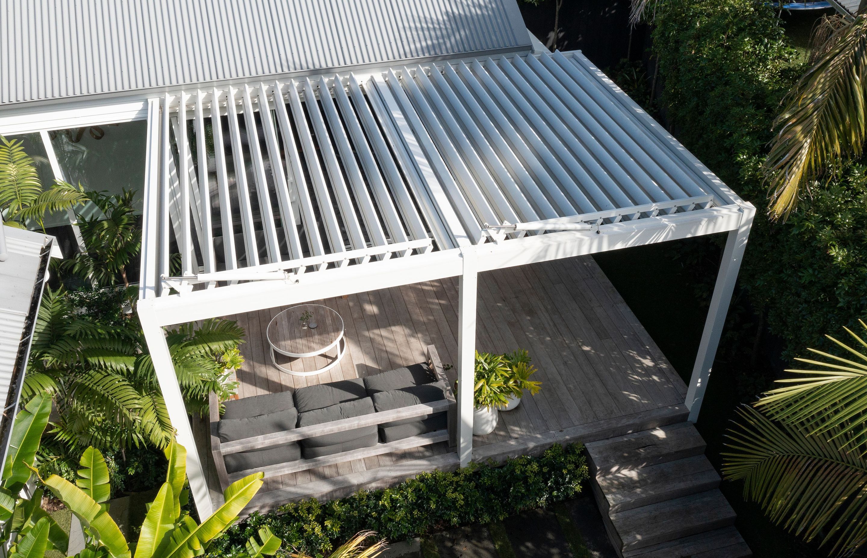 Auckland Home Project. Louvre Roof and Gate Create Oasis of Tranquillity