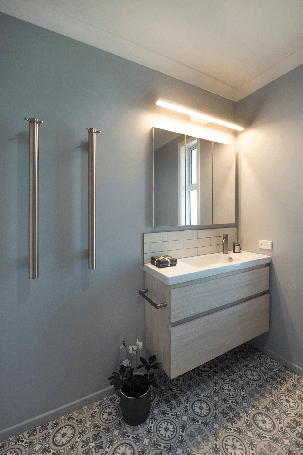MHD-shades-of-hydrangea-ensuite-2.png