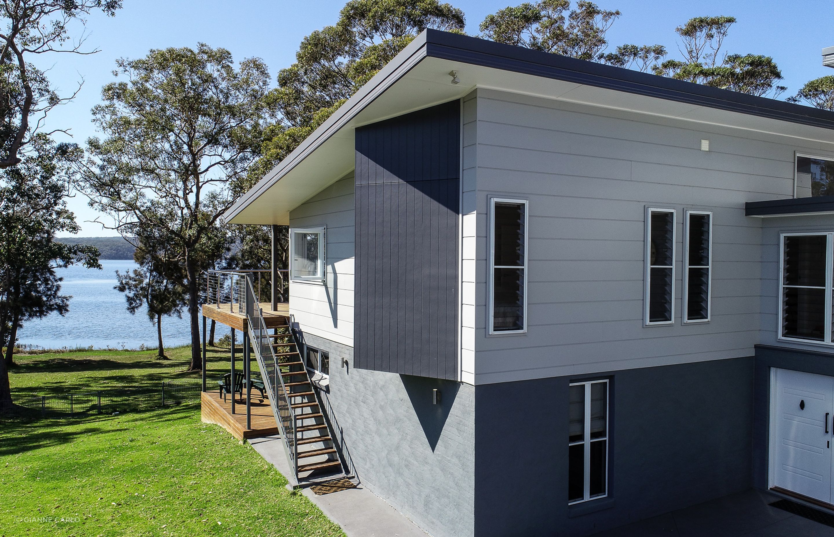 This holiday house is well connected to Sanctuary Point water ways.