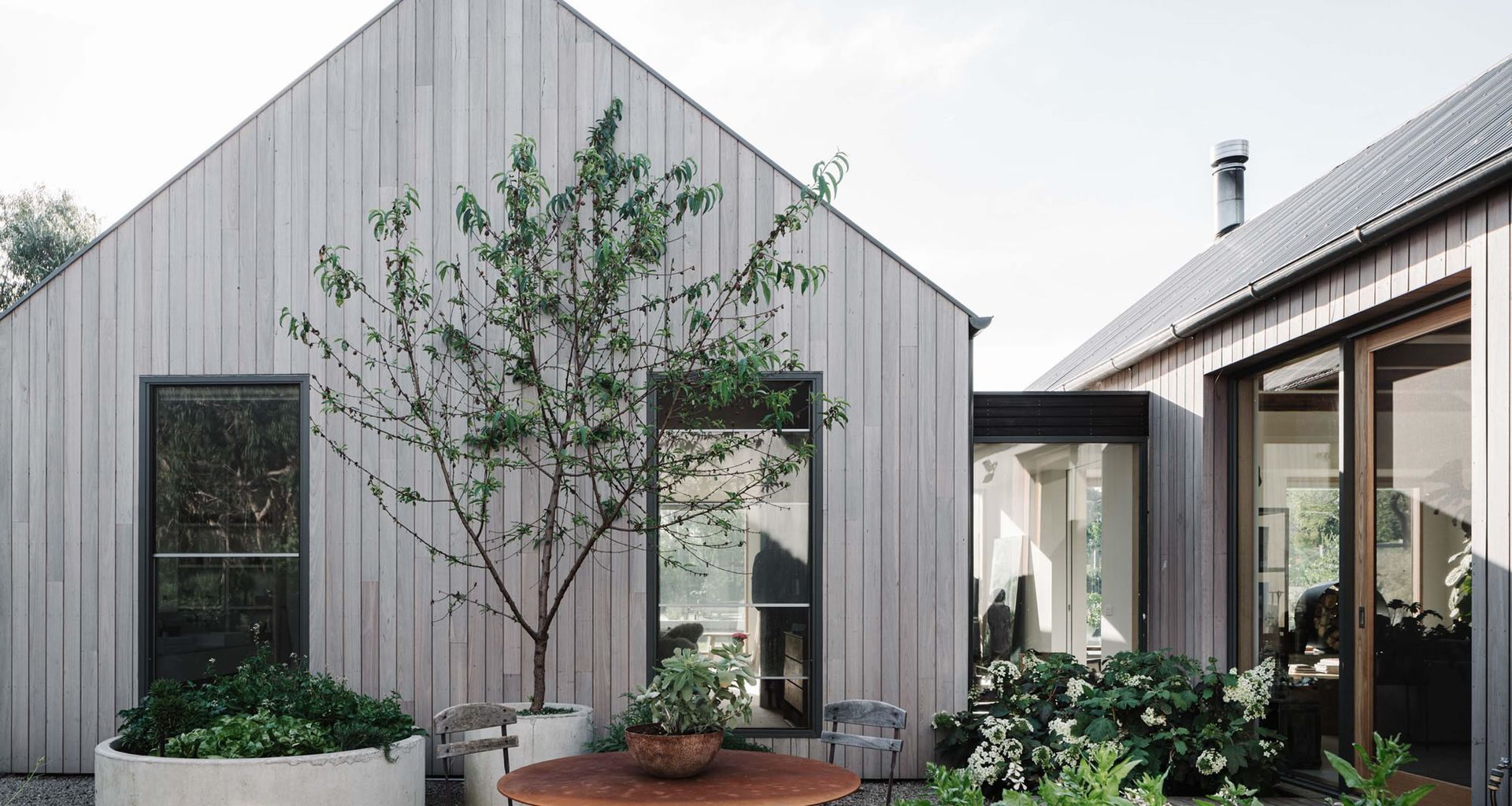 CUTEK® enhances the beauty and durability of Flinders House, with  Silvertop Ash cladding coated with CUTEK® Extreme CD50 and Grey Mist Colourtone banner