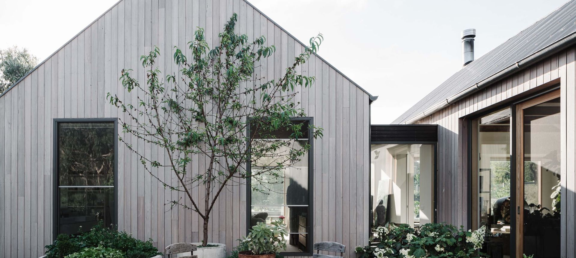 CUTEK® enhances the beauty and durability of Flinders House, with  Silvertop Ash cladding coated with CUTEK® Extreme CD50 and Grey Mist Colourtone banner