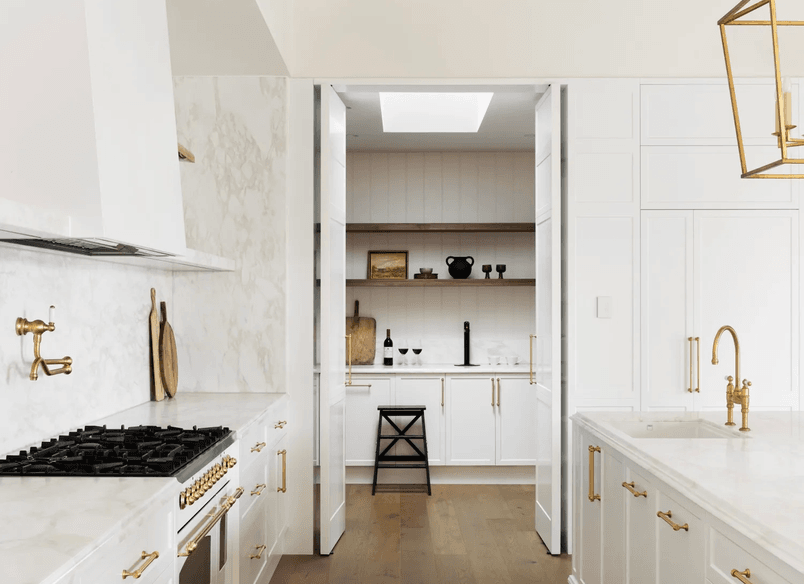A farmhouse-style home by Alisa and Lysandra