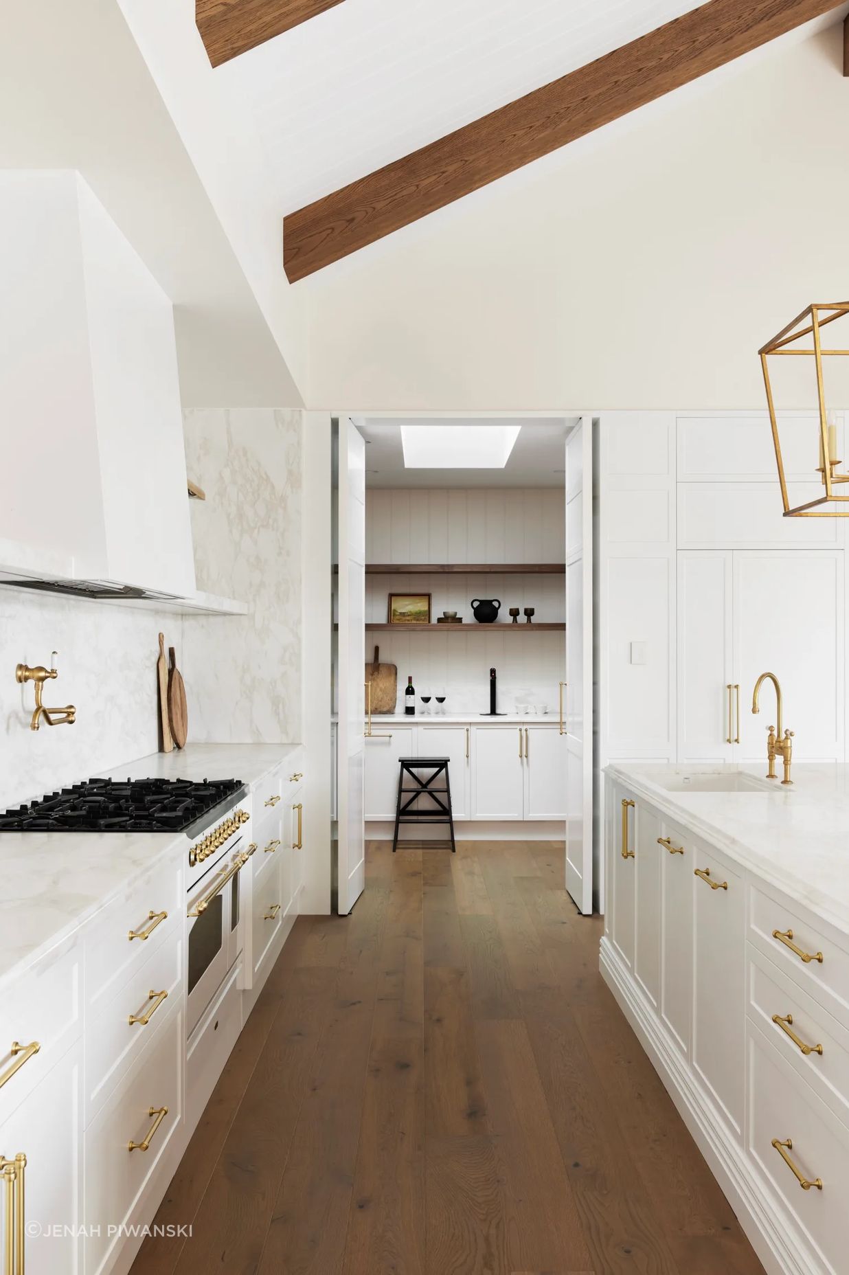 alisa-and-lysandra-brighton-bungalow-butlers-pantry-67a02dab1707d.png