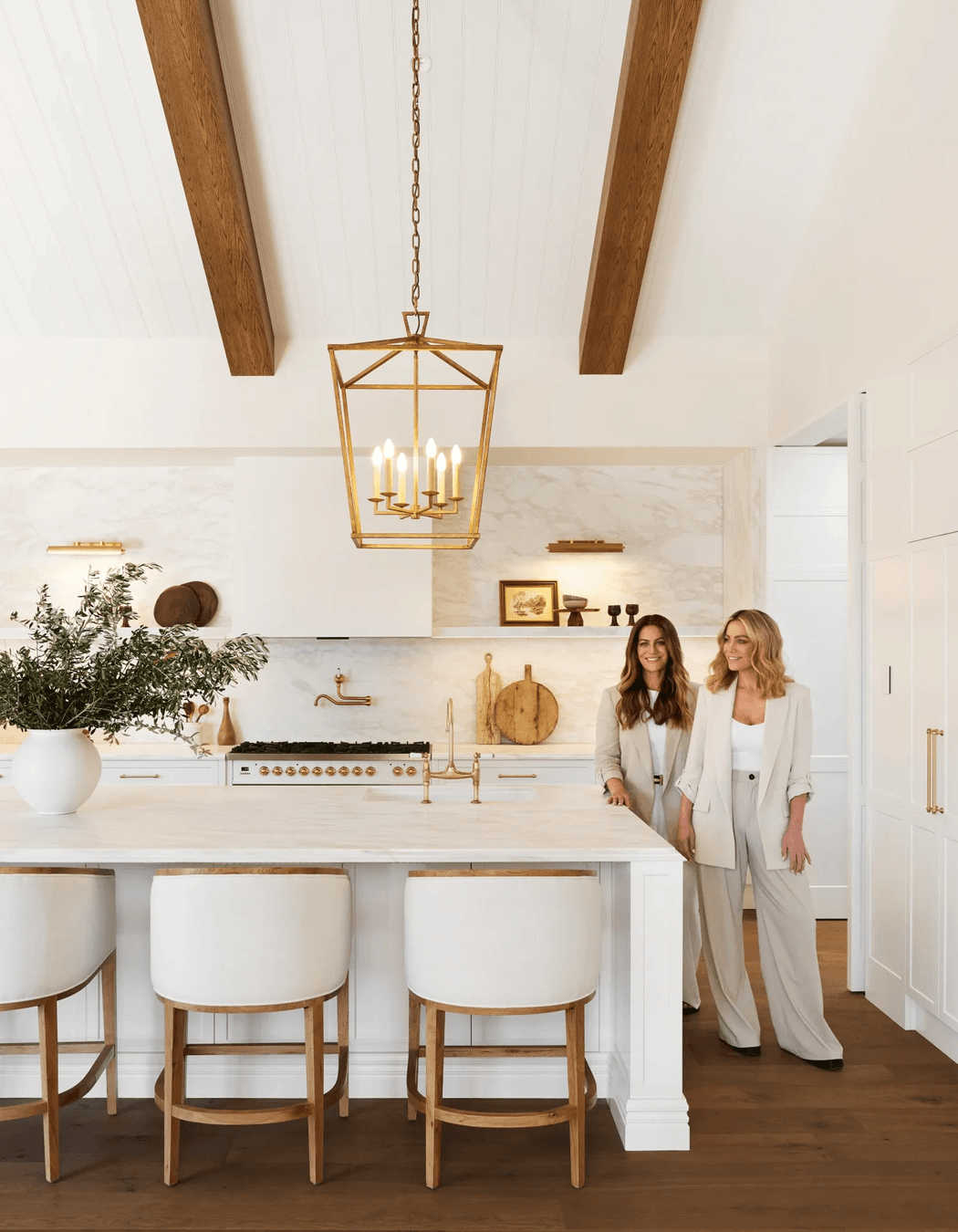alisa-and-lysandra-brighton-bungalow-kitchen-white-bench-67a02da798fd3-1.png