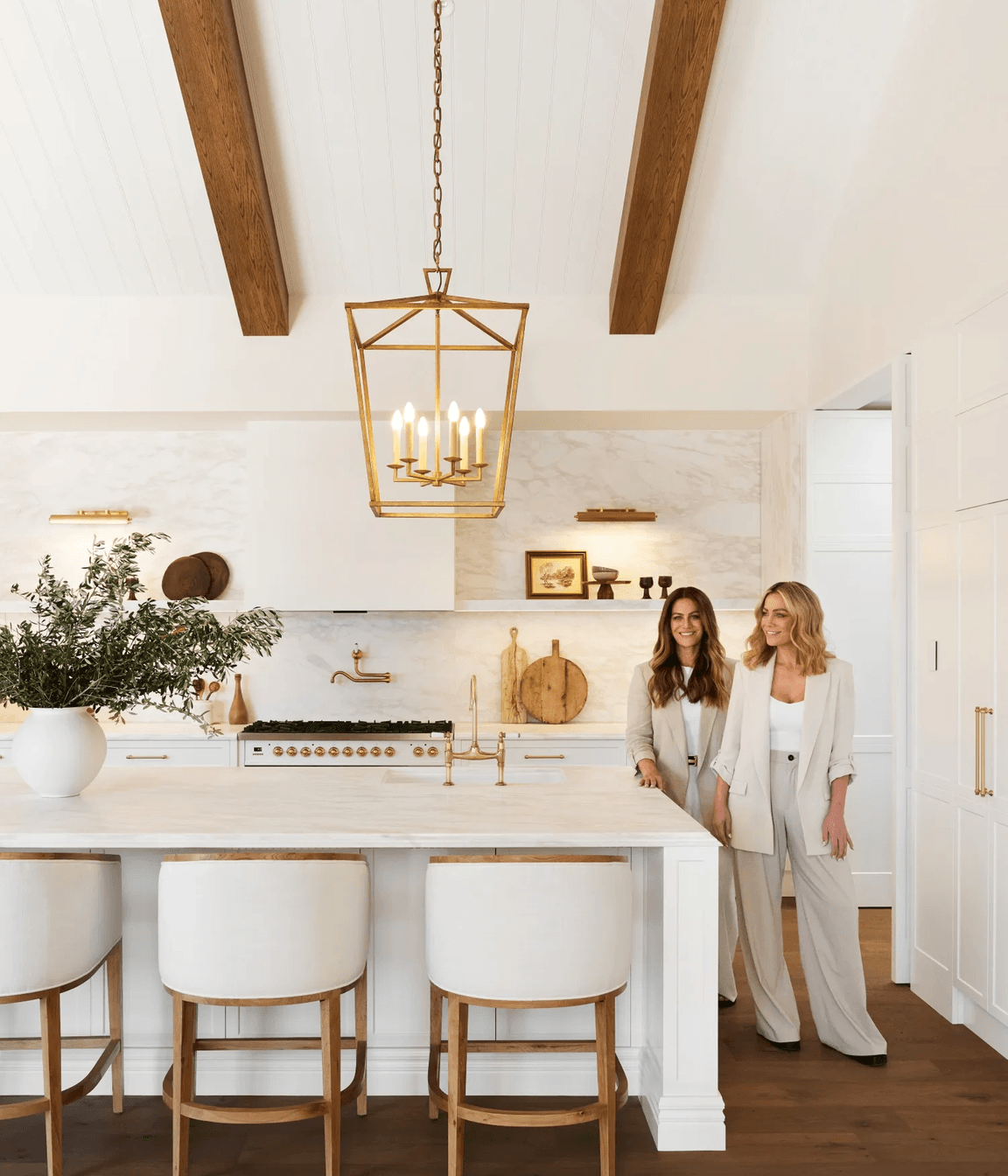 alisa-and-lysandra-brighton-bungalow-kitchen-white-bench-67a02da798fd3-1.png