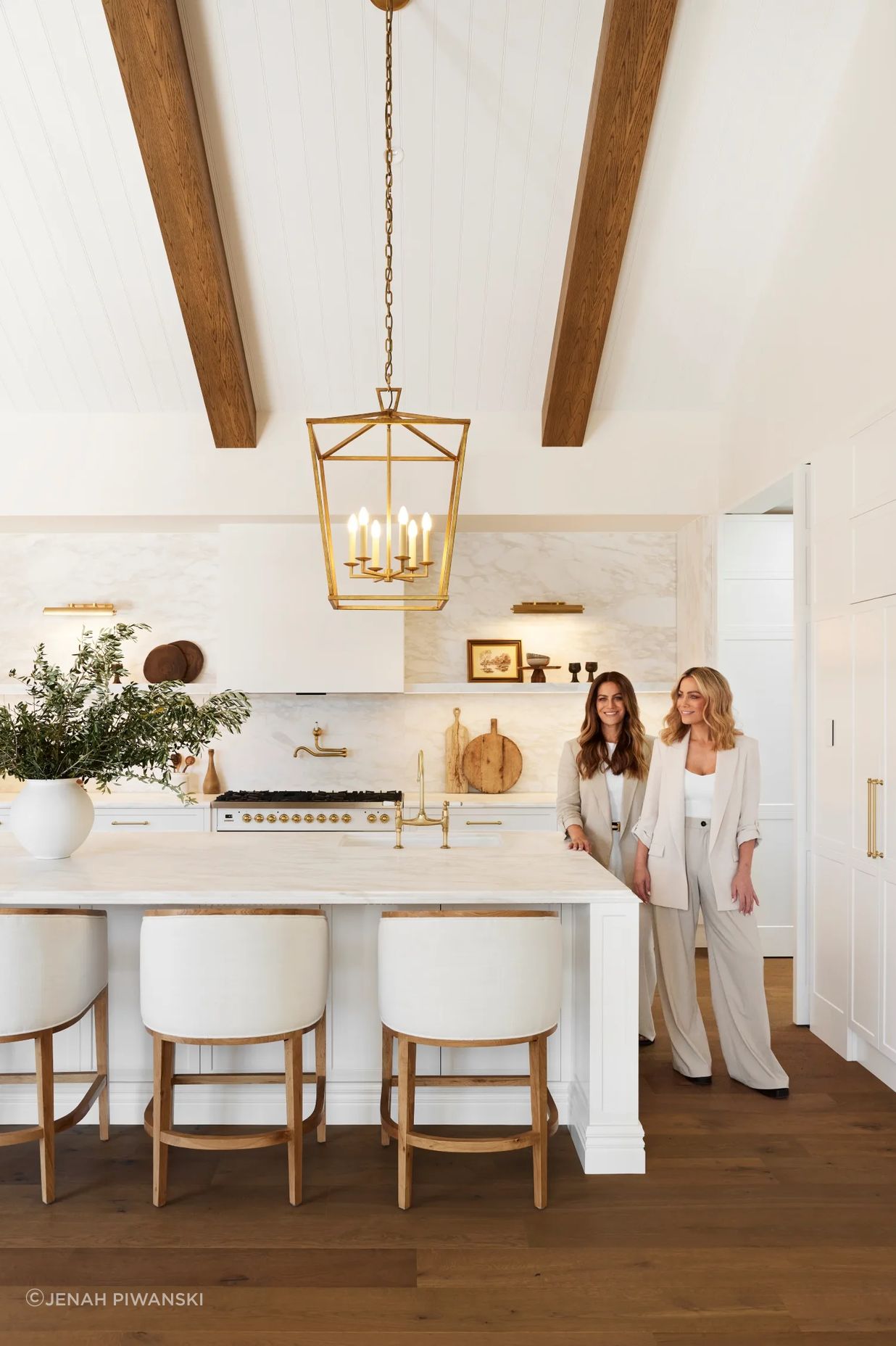 alisa-and-lysandra-brighton-bungalow-kitchen-white-bench-67a02da798fd3-1.png