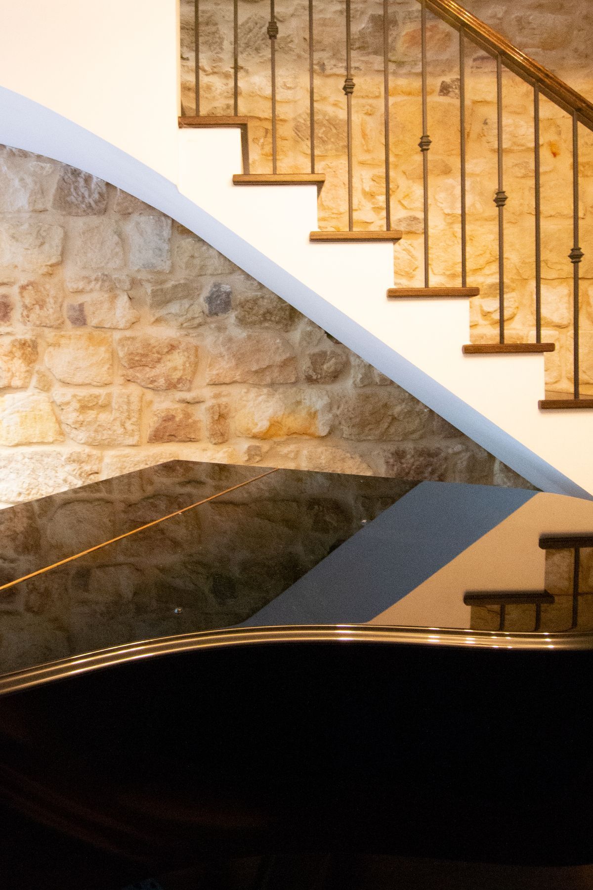 A new staircase to compliment the heritage building. The curved floating line contrasts the new against old.