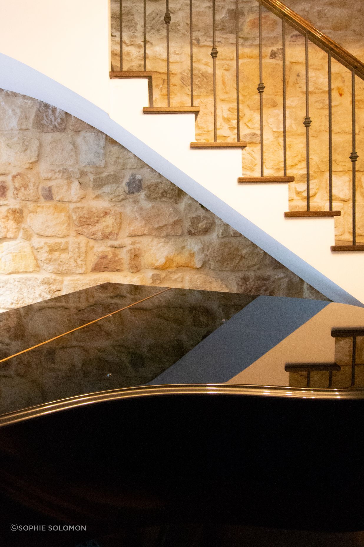 A new staircase to compliment the heritage building. The curved floating line contrasts the new against old.