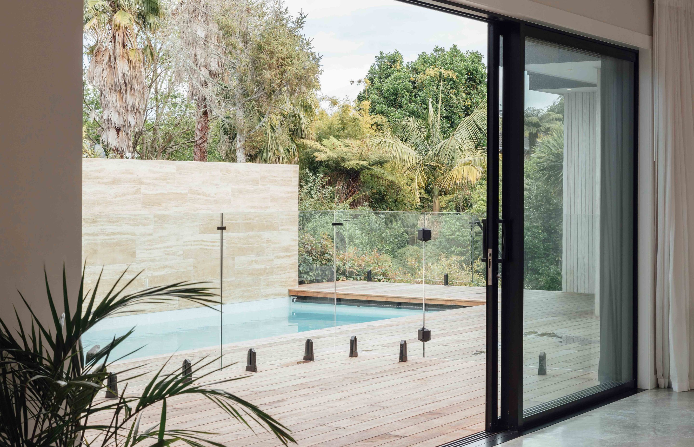 A central courtyard with swimming pool was created on the middle level, a central tenet of the California Modern architectural style.