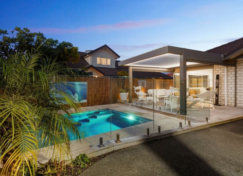 Poolside LOUVRES