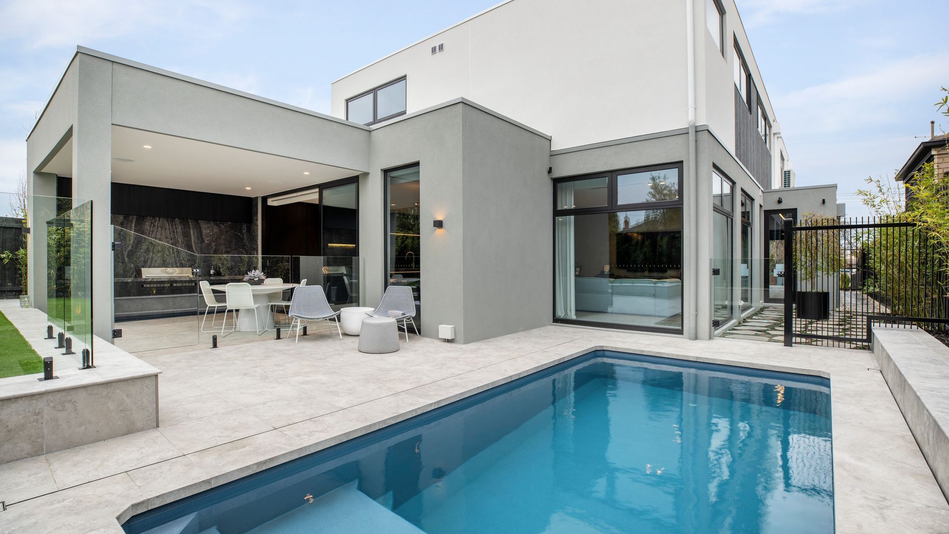 Plungie Max; The world's largest precast concrete pool video