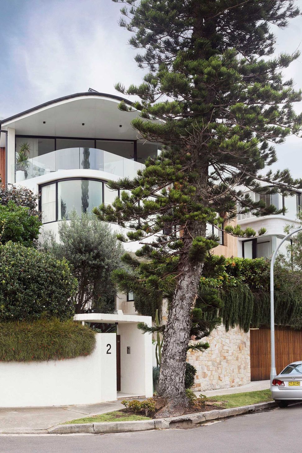 Decus-Interiors-Corner-House-Tamarama-Photo-Anson-Smart-Yellowtrace-01.jpg