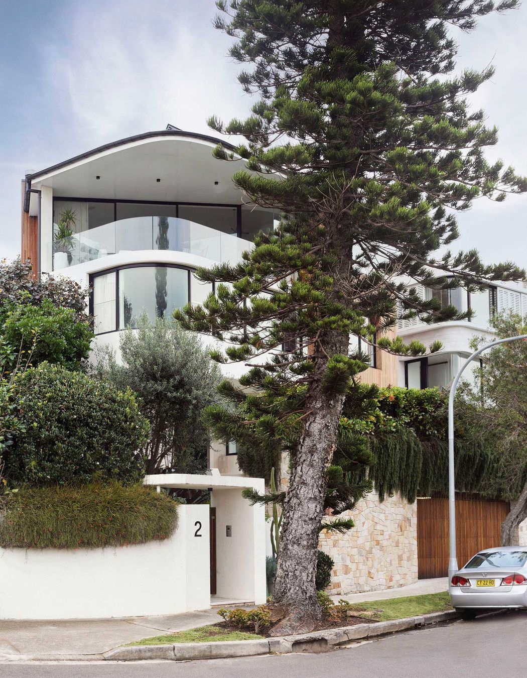 Decus-Interiors-Corner-House-Tamarama-Photo-Anson-Smart-Yellowtrace-01.jpg
