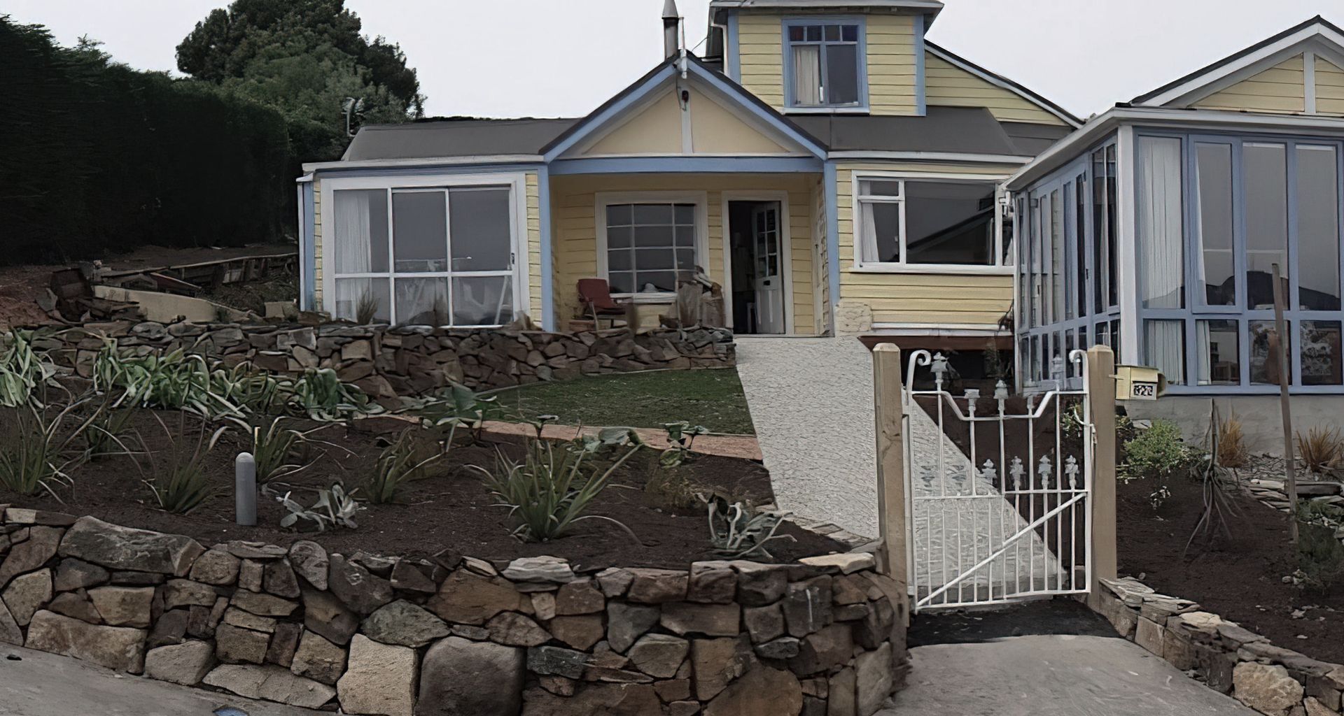 Modernising Makeover for Peninsula Property Street Frontage banner