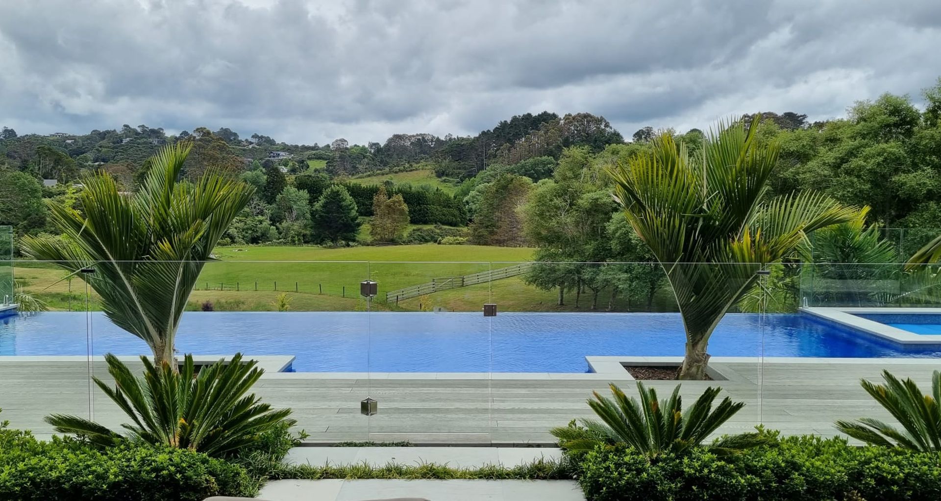 Paremoremo Infinity Pool banner