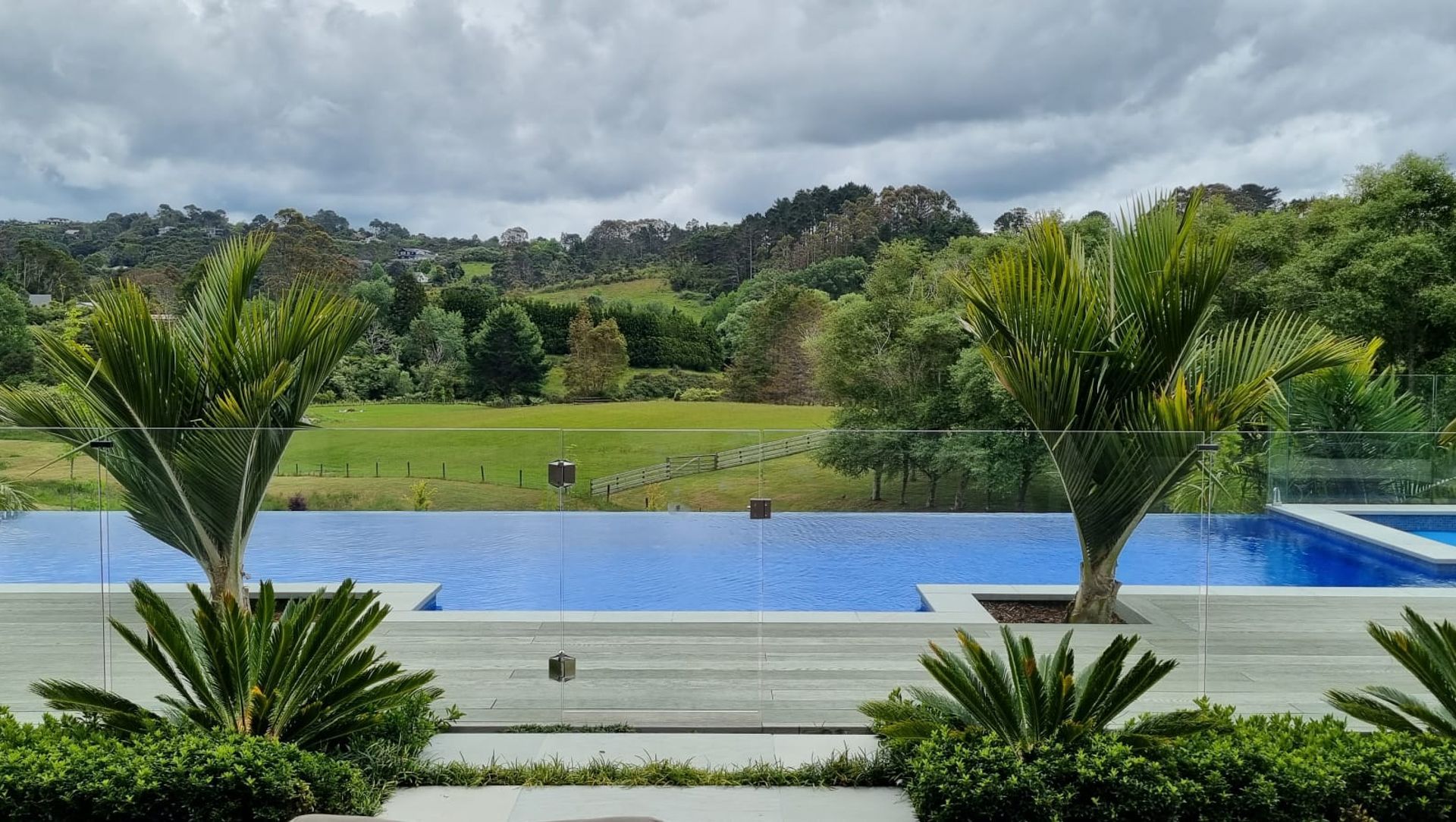Paremoremo Infinity Pool banner