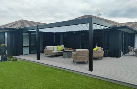 Bay Of Plenty. Two toned Louvre roof.