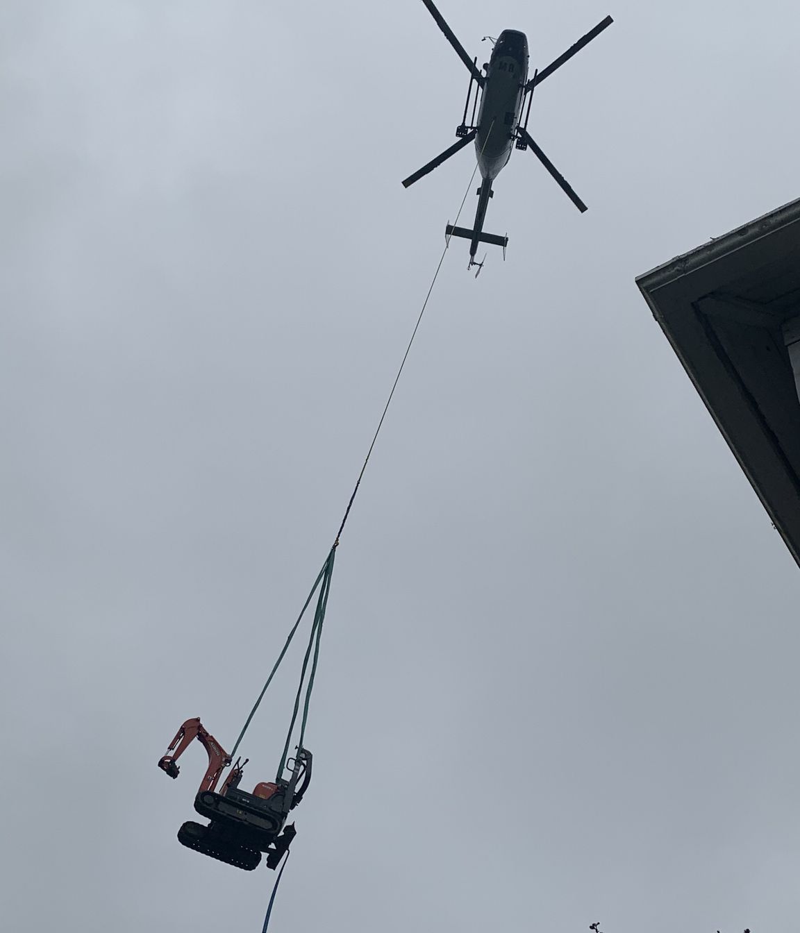 Helicopter - Crane lifts