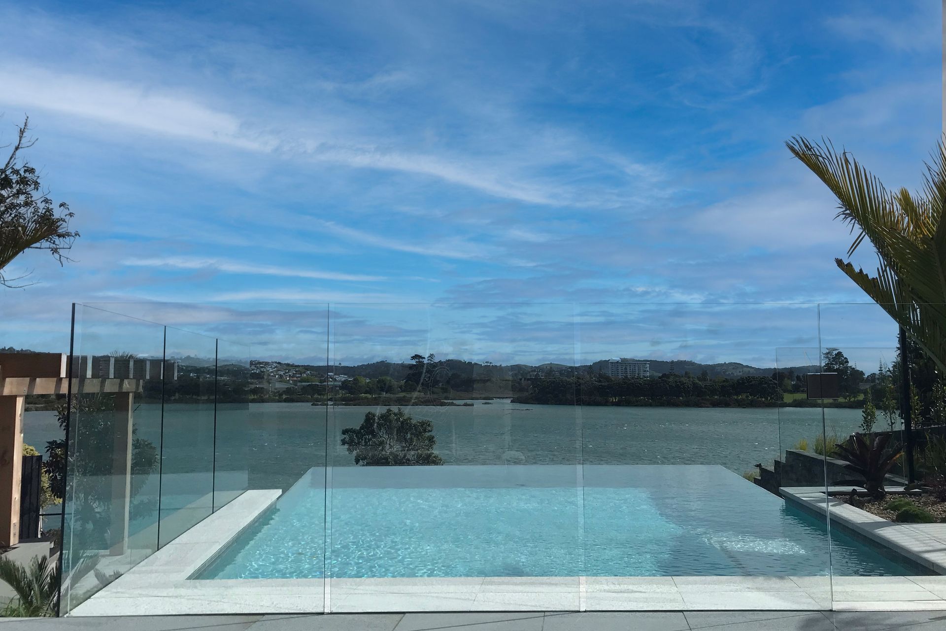 Infinity edge swimming pool