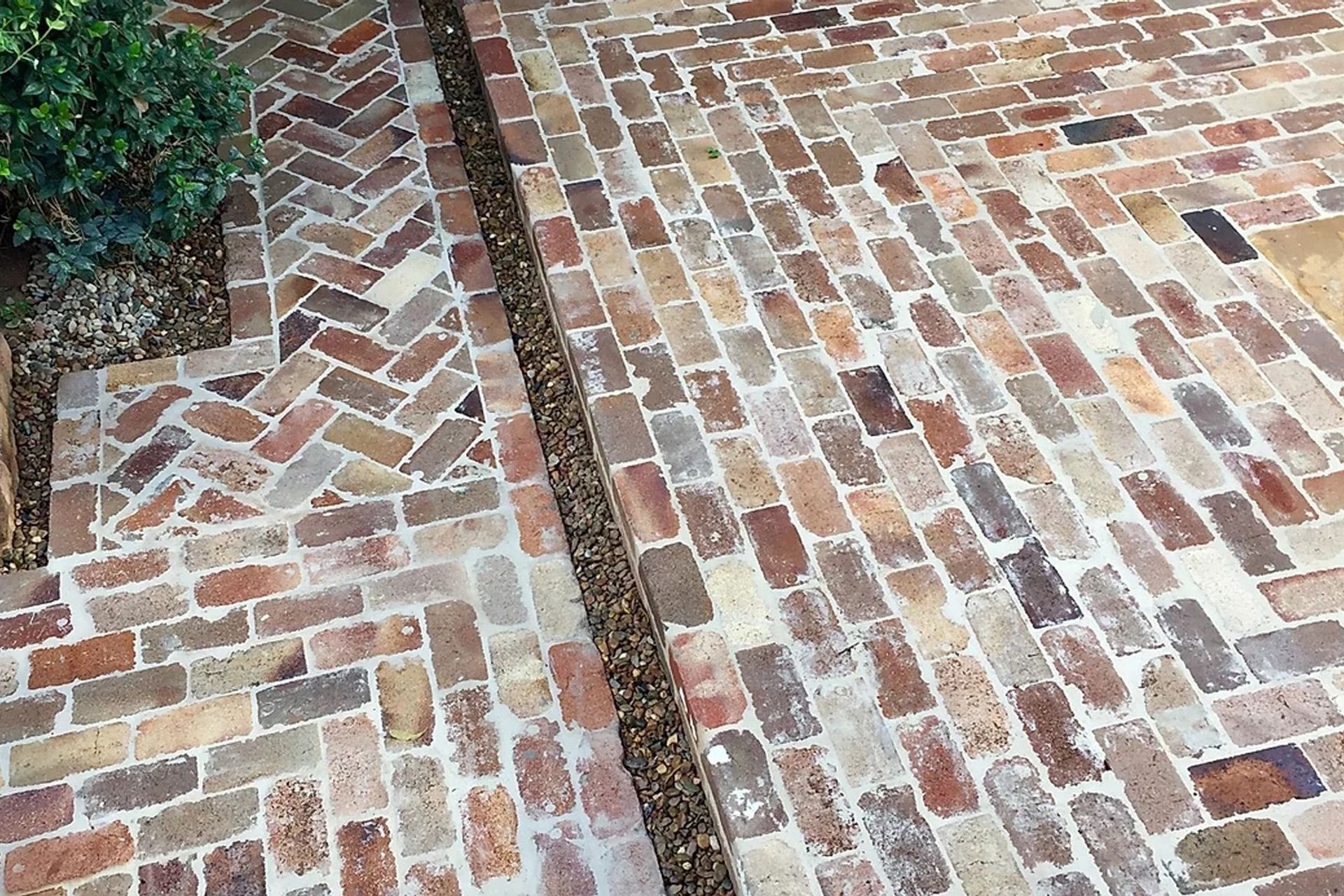 STRETCHER BOND RECLAIMED BRICKS