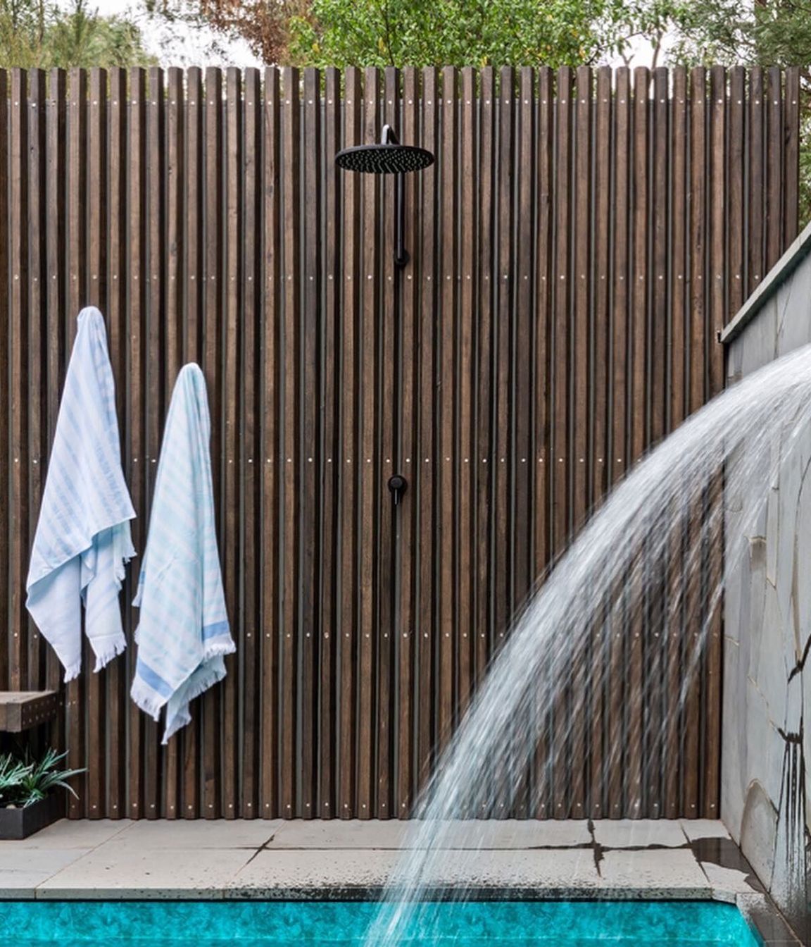Photography: Patrick Redmond | Outdoor shower with radial timber screen boards