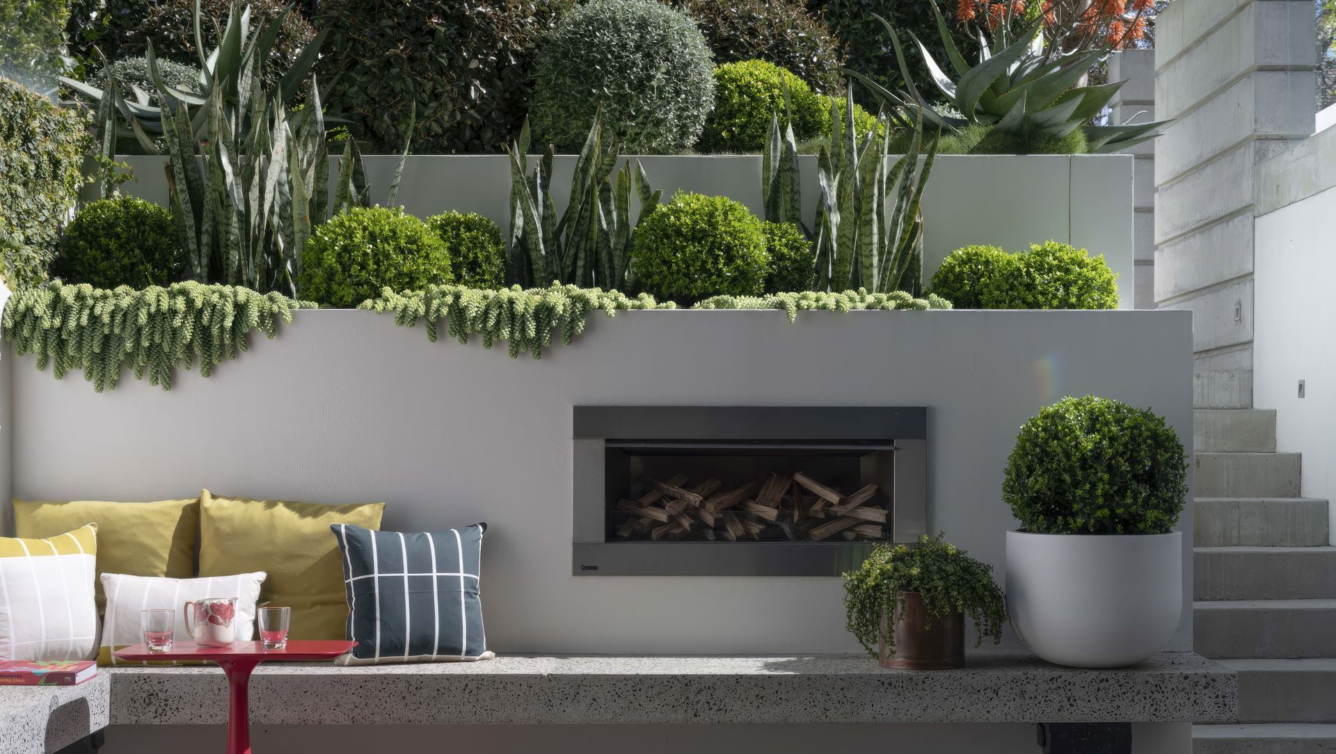 Chic Courtyard banner