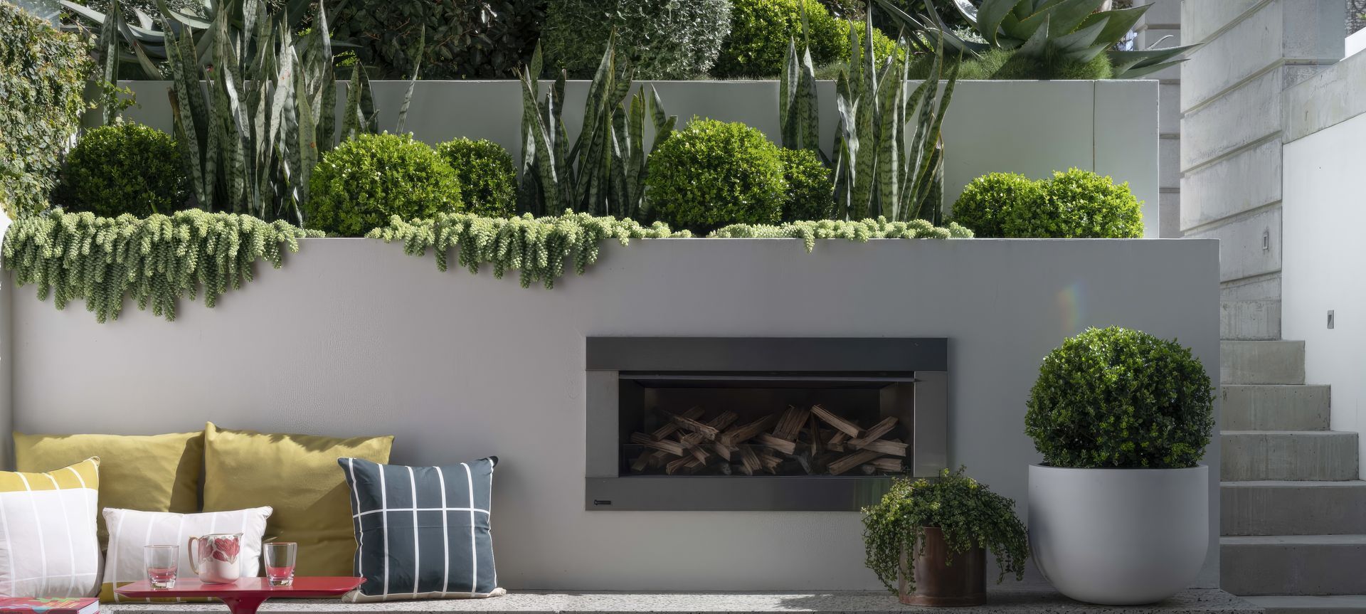 Chic Courtyard banner