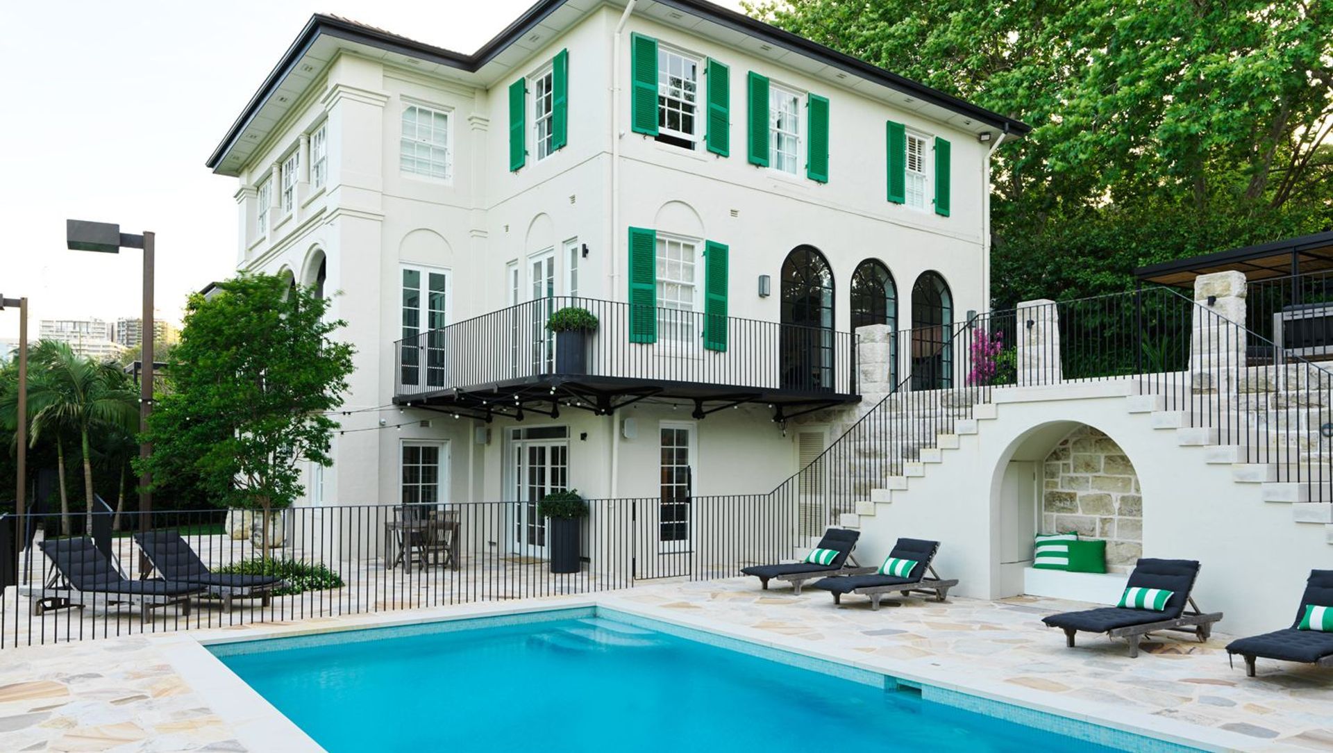 Villa Nostalgia, Woollahra banner