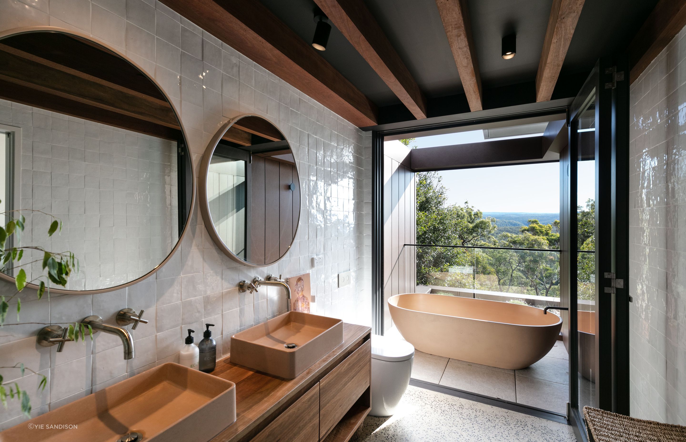 The exposed timber rafters and outdoor bath connect you with nature.