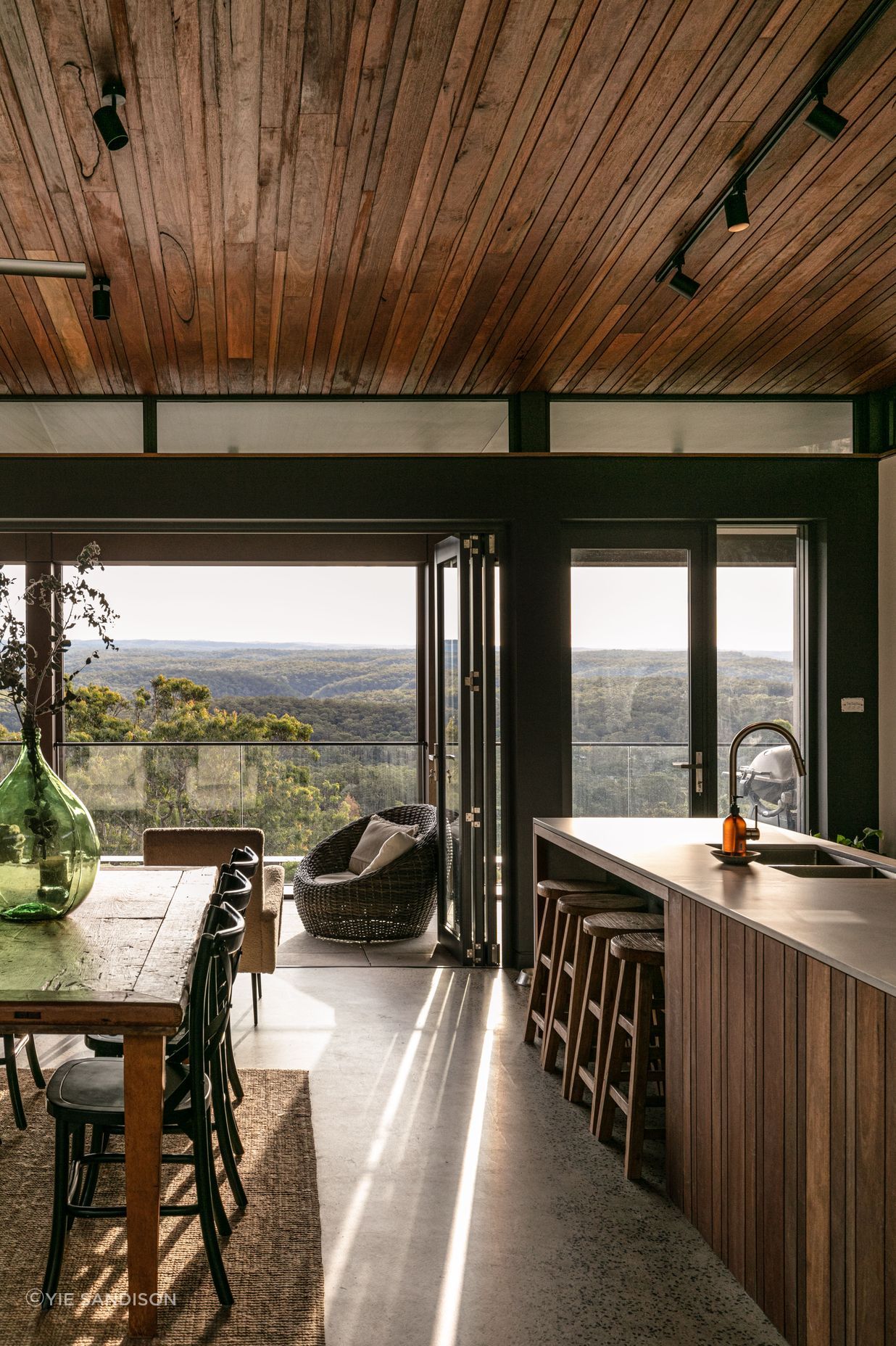 The blue mountain horizon is a contant feature in this house as it draws you outside and calms your spirit.